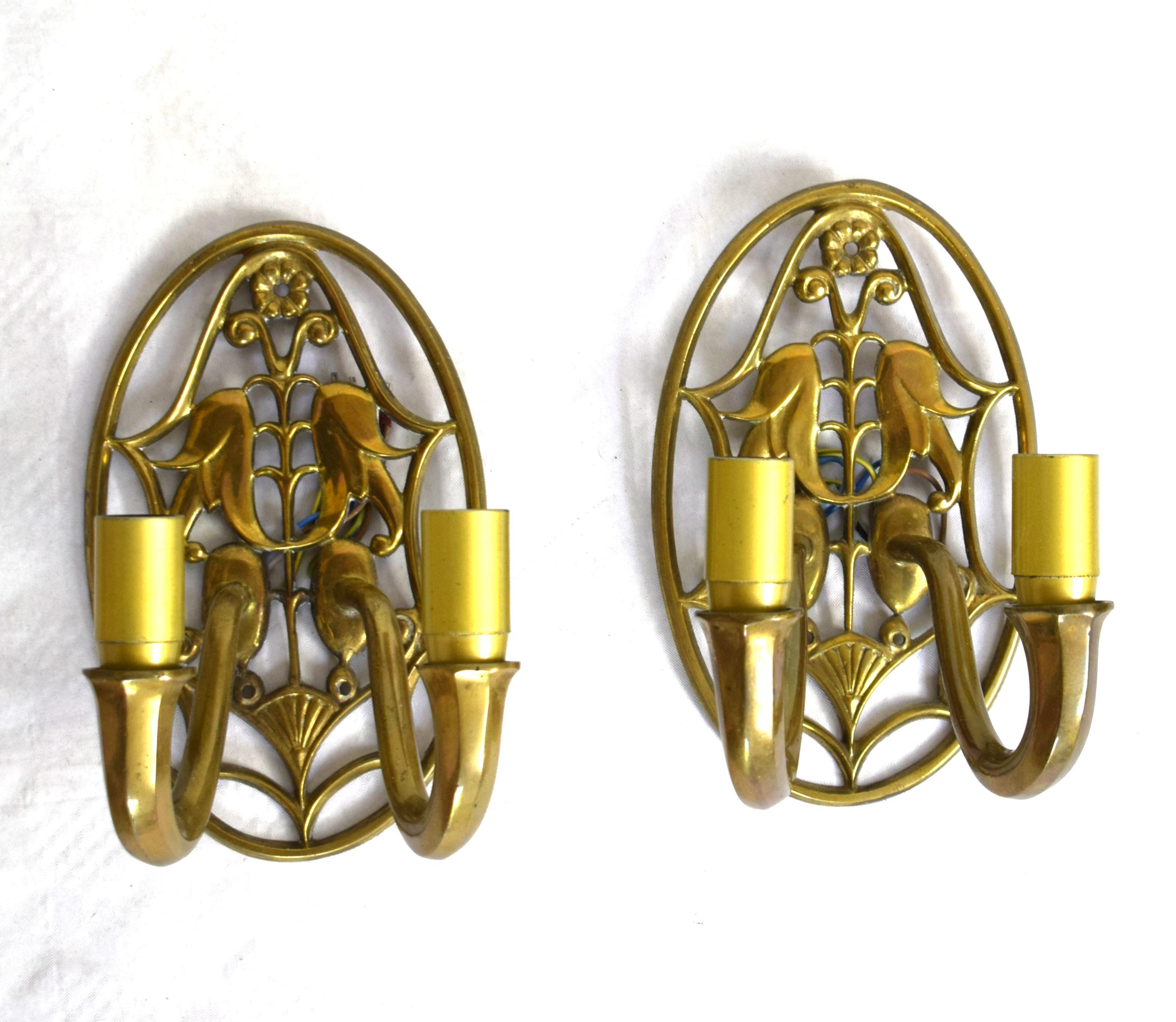 Diese Wandlampen werden in der Literatur Otto Prutscher zugeschrieben.
Schwerer und massiver Messingguss; vermutlich aus Wiener Erzgießerei.
Schöner Originalzustand mit Patina, erstklassige Wiener Gürtelarbeit, ornamentales Design im Stil der Wiener