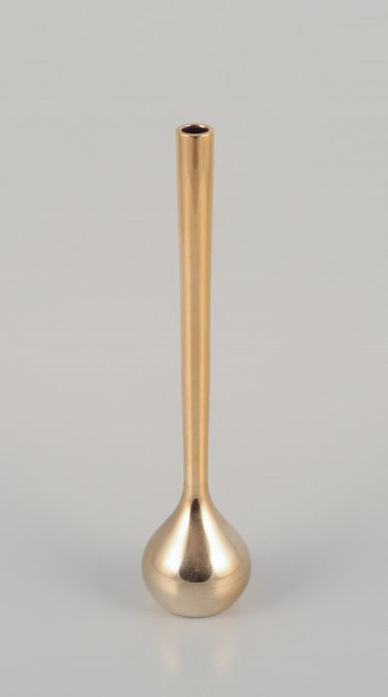 Otto Rasmussen per Design/One.
Vaso in ottone a collo alto e stretto rivestito in oro 24 carati.
Design danese.
Approssimativamente negli anni '70.
In perfette condizioni.
Contrassegnato.
Dimensioni: H. H. 26,5 cm x P. 5,5 cm.