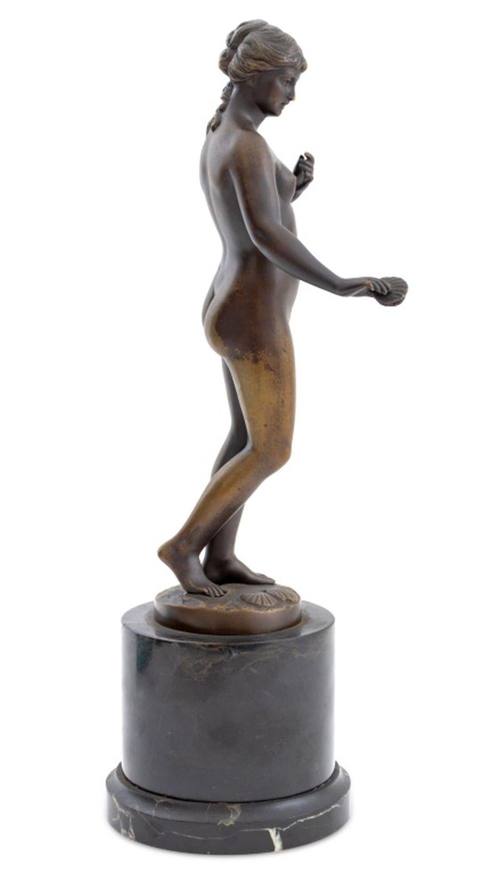 Otto Rasmussen (tedesco, 1845-1912) Scultura in bronzo di Venere in piedi che tiene una conchiglia, firmata 