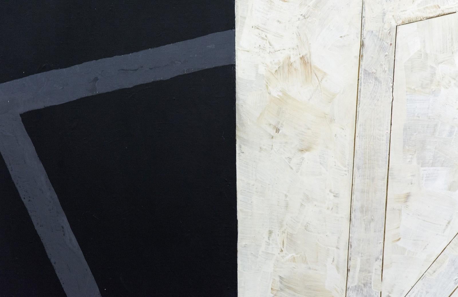 In diesem kraftvollen Gemälde von Otto Rogers überschneiden sich schräge Strukturen aus Moosgrün, Grau und strukturiertem Weiß in einer raffinierten Eometrie. Rogers Werk, das in einer kubistisch-konstruktivistischen Tradition wurzelt, wurde 1963