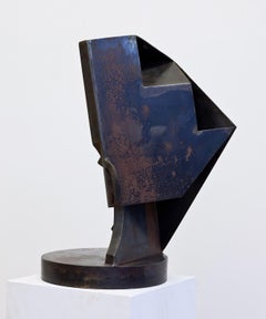Sueño arquitectónico - escultura de acero, oscura, dinámica, abstracta y modernista