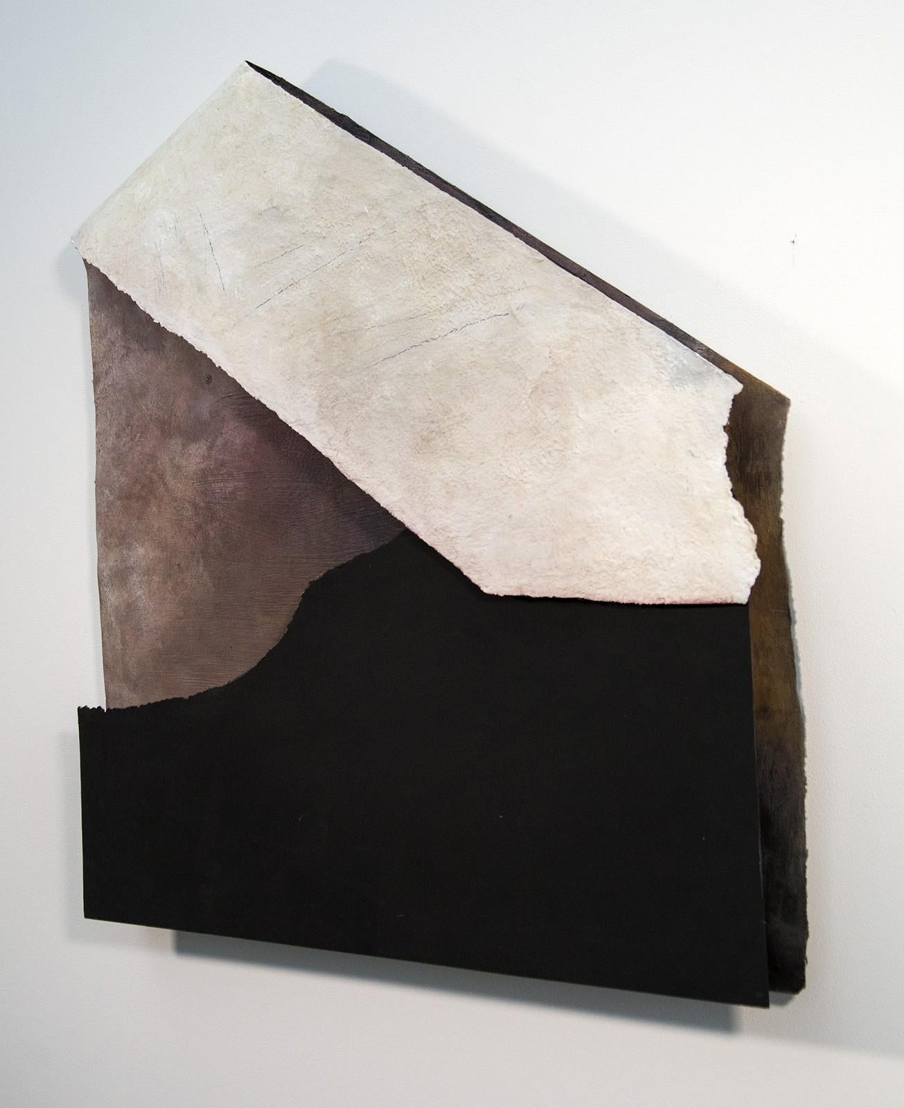 Folded Letter - dark, textured, cubist, abstract, steel, acrylic, wall sculpture - Sculpture de Otto Rogers