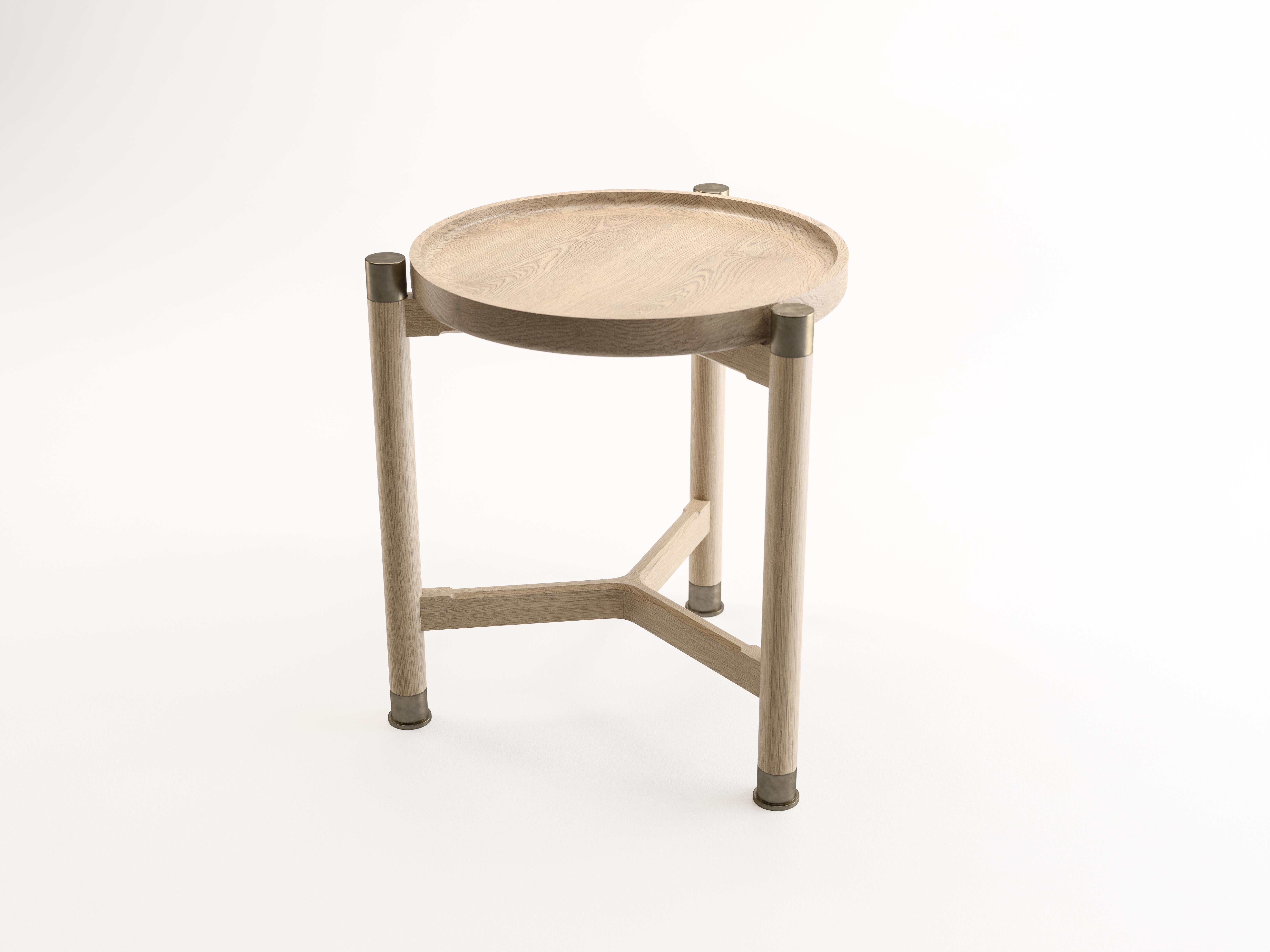 Américain Table d'appoint ronde Otto en chêne avec raccords en laiton antique en vente