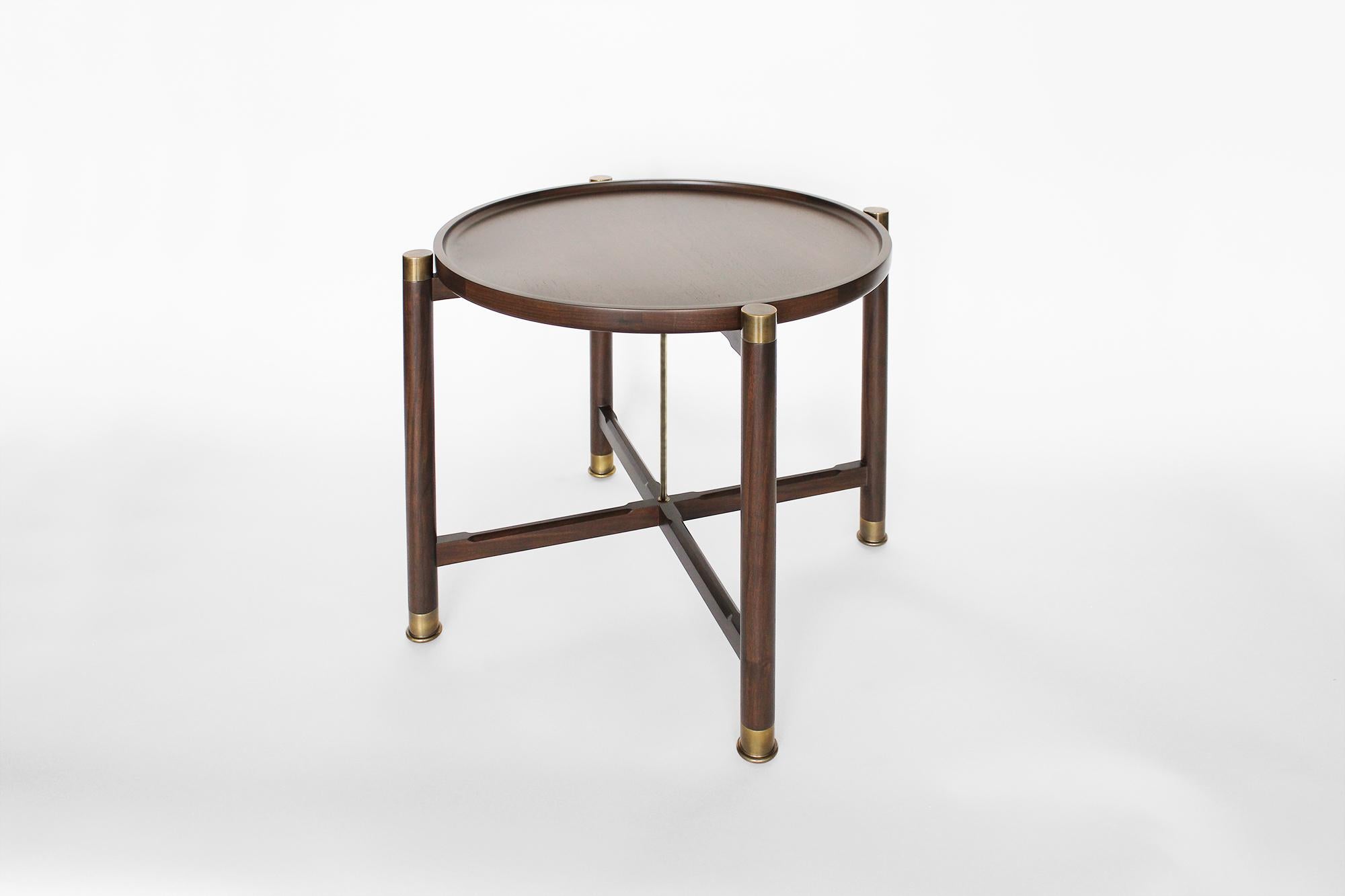 Moderne Table d'appoint ronde Otto en noyer moyen avec garnitures et tige en laiton antique en vente