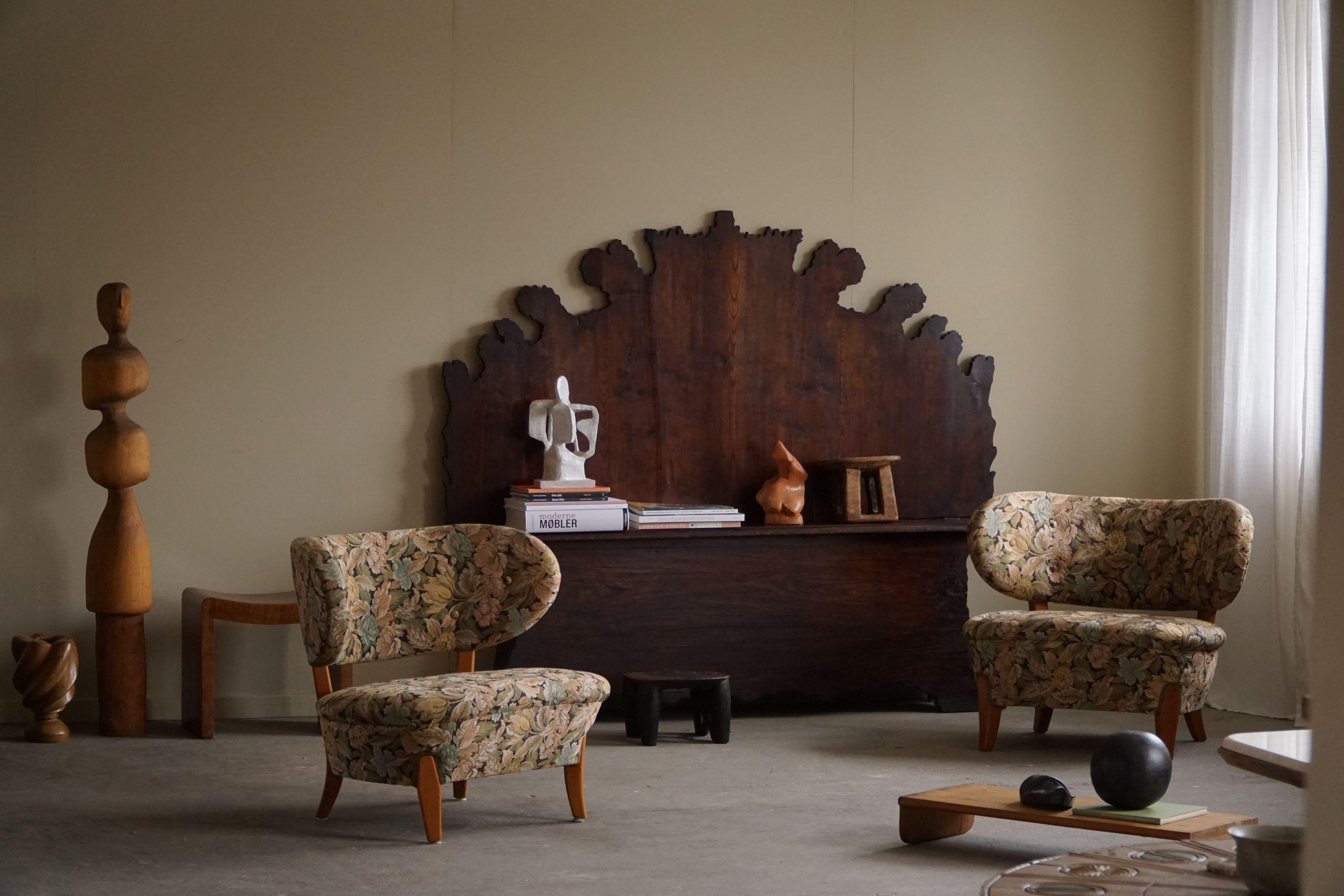 Une étonnante paire de chaises longues réalisée par le célèbre designer de meubles d'origine allemande Otto Schulz pour Jio Möbler à Jönköping, en Suède. Cette paire date des années 50 et est restée en très bon état, avec le tissu à motifs floraux