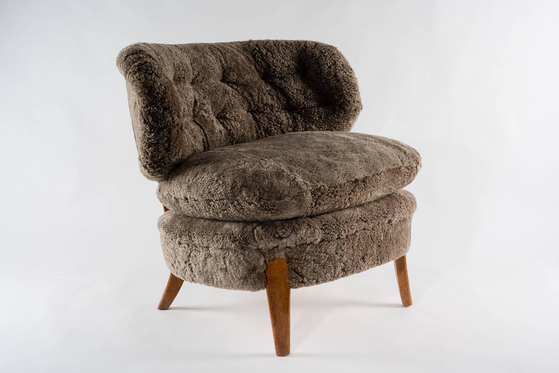 Armchair designed by Otto Schulz for Boet, Gothenburg, Sweden.
Curly lambskin upholstery, color taupe, light brown.
circa 1940.