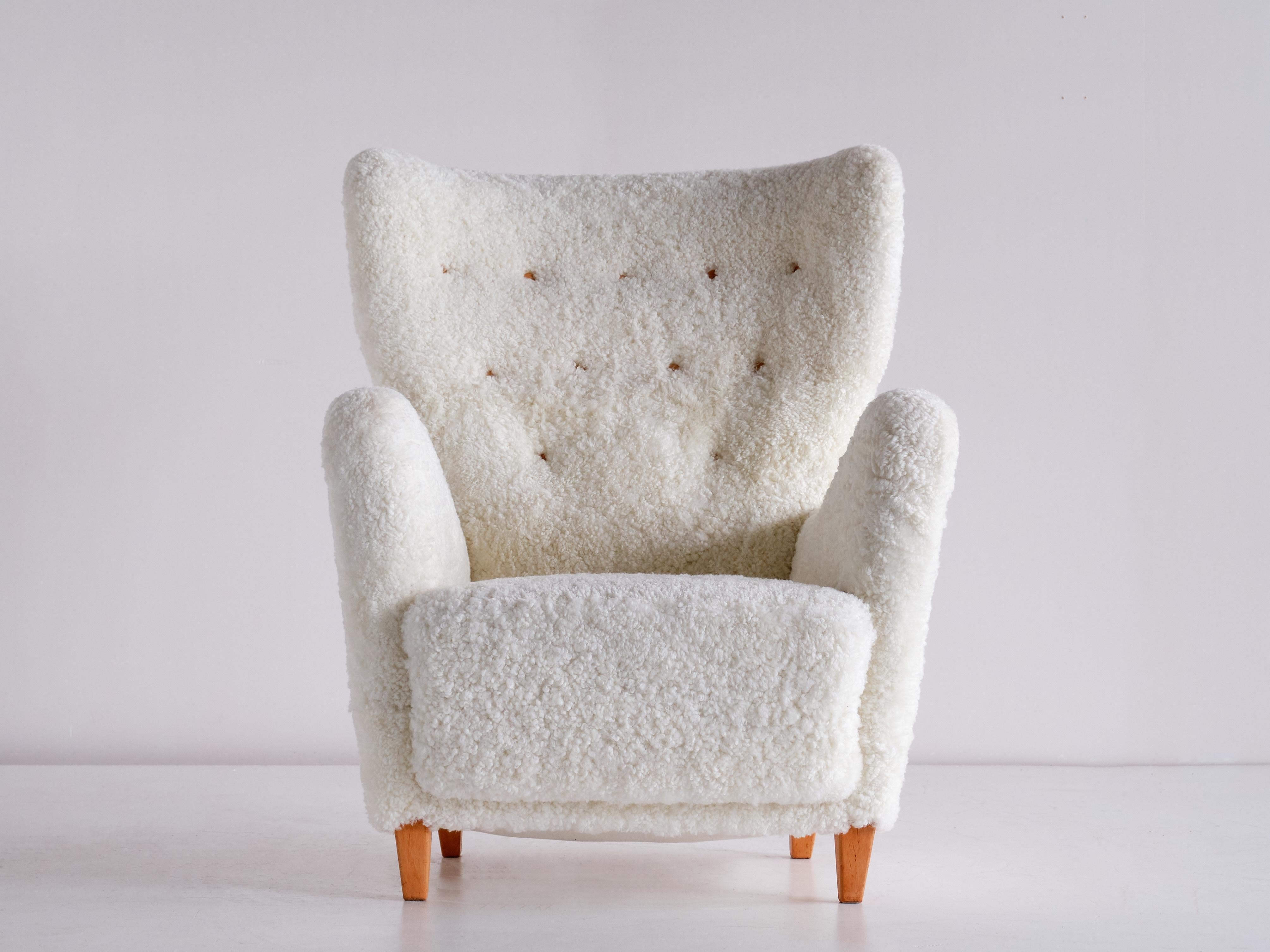 Esta rara silla con respaldo fue diseñada por Otto Schulz y fabricada por Boet en Goteborg (Suecia) en la década de 1940. Las elegantes líneas orgánicas del diseño crean una silueta impactante. Sus generosas proporciones y el respaldo alto hacen que