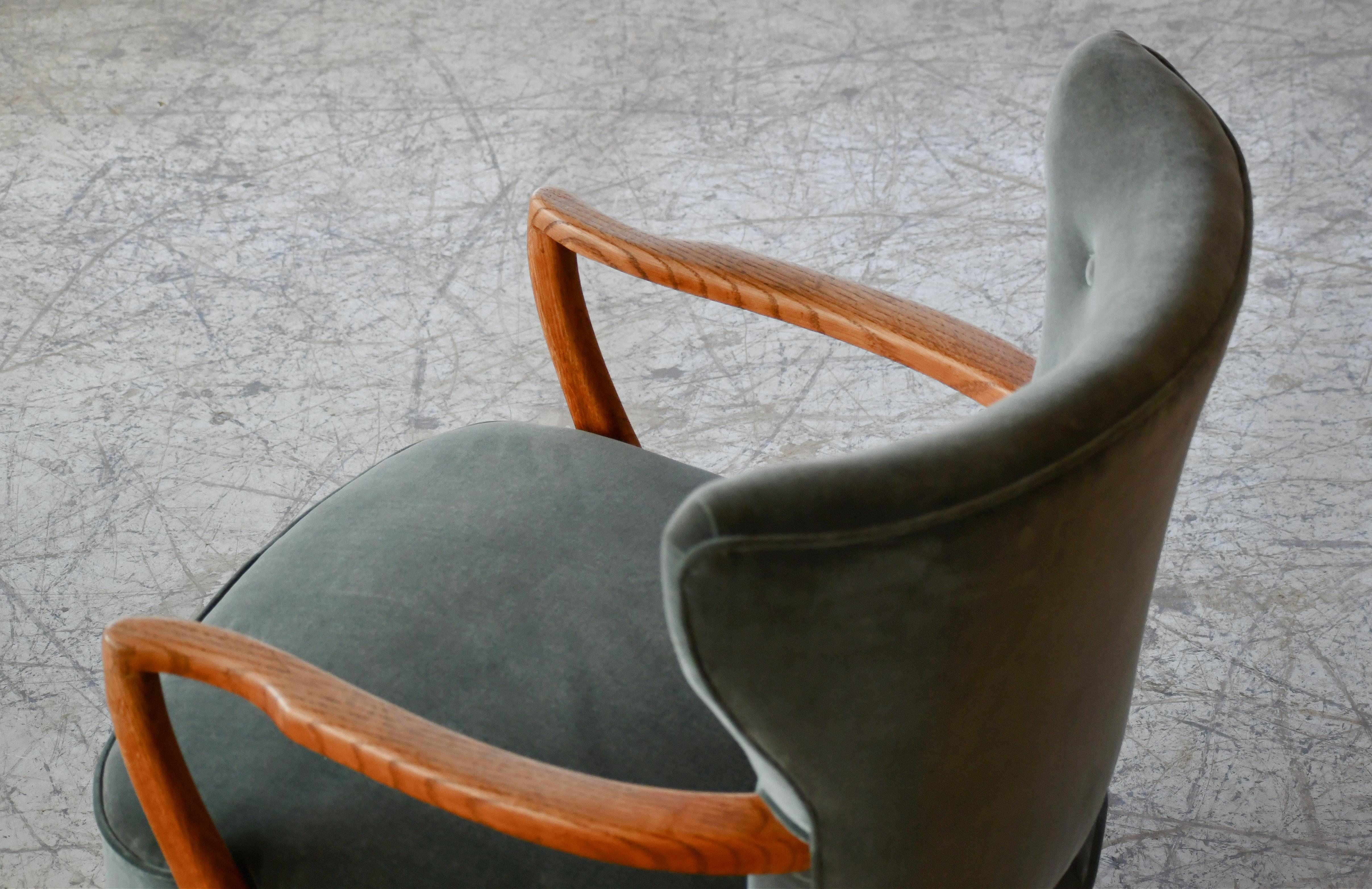 Mid-20th Century Otto Schulz attributed Lounge Chair with Floating Back and Oak Frame in Mohair For Sale