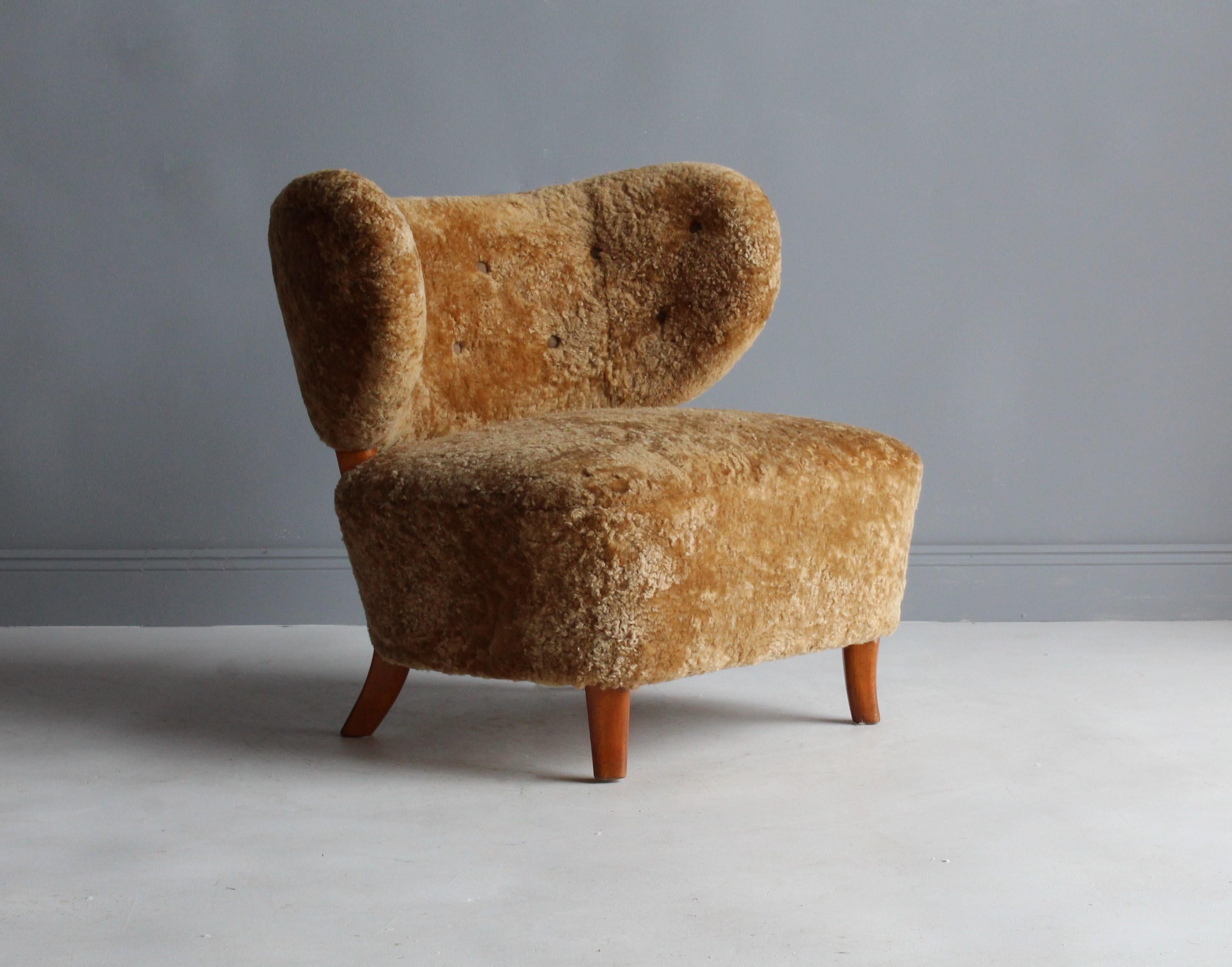 An organic lounge chair / slipper chair attributed to Otto Schulz, presumably manufactured by Boet, Sweden.  

Other designers working in the organic style include Flemming Lassen, Philip Arctander, Gio Ponti, and Jean Royère.

