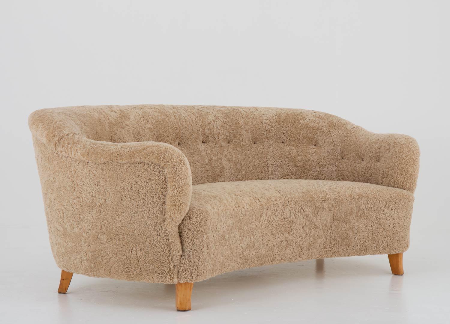 Otto Schulz zugeschriebenes skandinavisches Sofa aus Schafsfell aus der Mitte des Jahrhunderts (Skandinavische Moderne) im Angebot