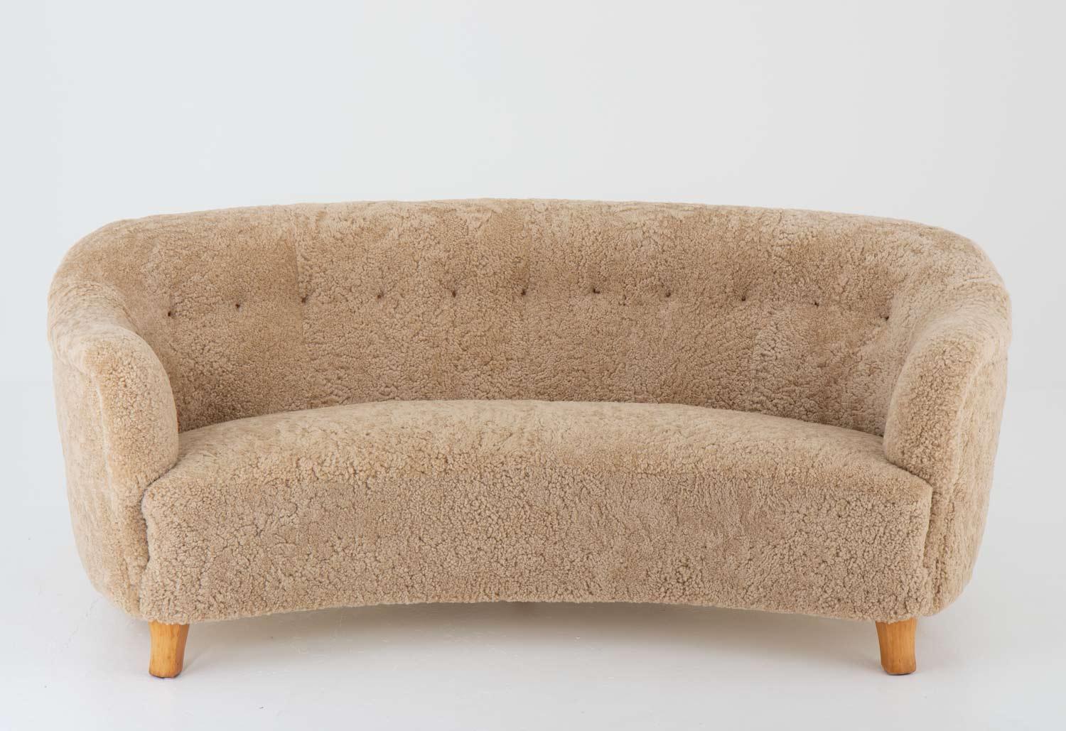 Otto Schulz zugeschriebenes skandinavisches Sofa aus Schafsfell aus der Mitte des Jahrhunderts (Schwedisch) im Angebot
