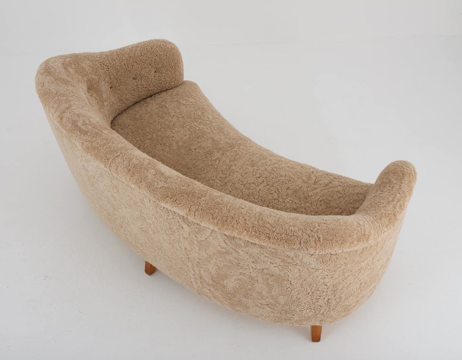 Otto Schulz zugeschriebenes skandinavisches Sofa aus Schafsfell aus der Mitte des Jahrhunderts (Schaffell und Schafleder) im Angebot