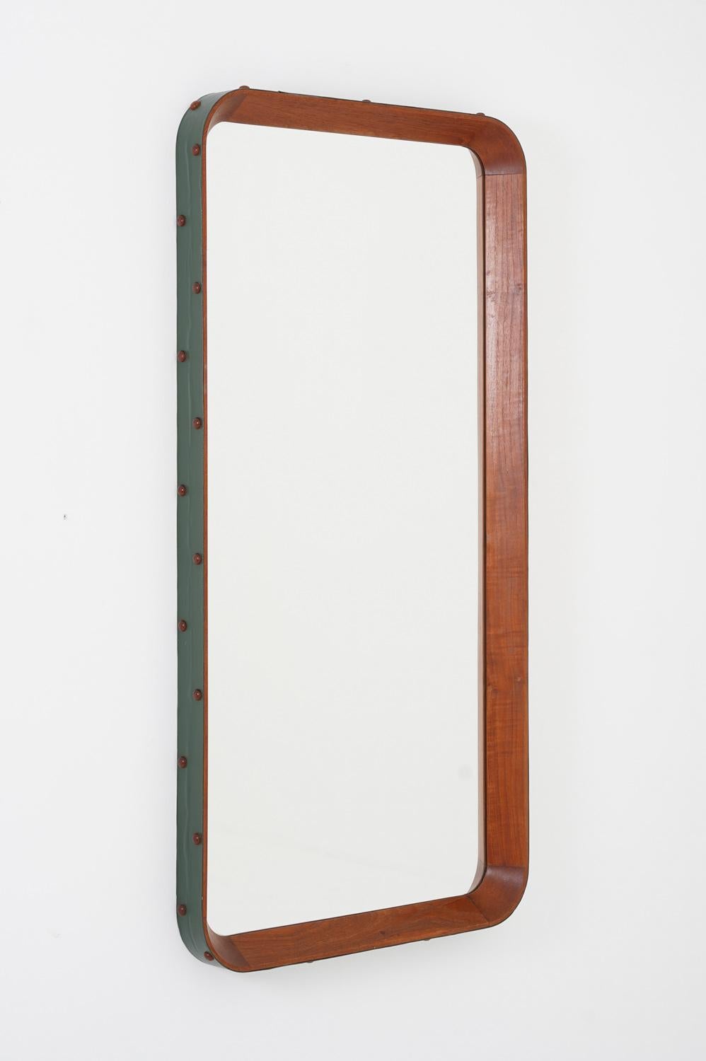 Sehr seltener Spiegel, Otto Schulz zugeschrieben, für Boet, Schweden, 1940er Jahre.

Dieser große Spiegel besteht aus einem massiven Teakholzrahmen, der mit grünem Kunstleder überzogen ist und durch Dübel aus Teakholz gehalten wird. 

Zustand: