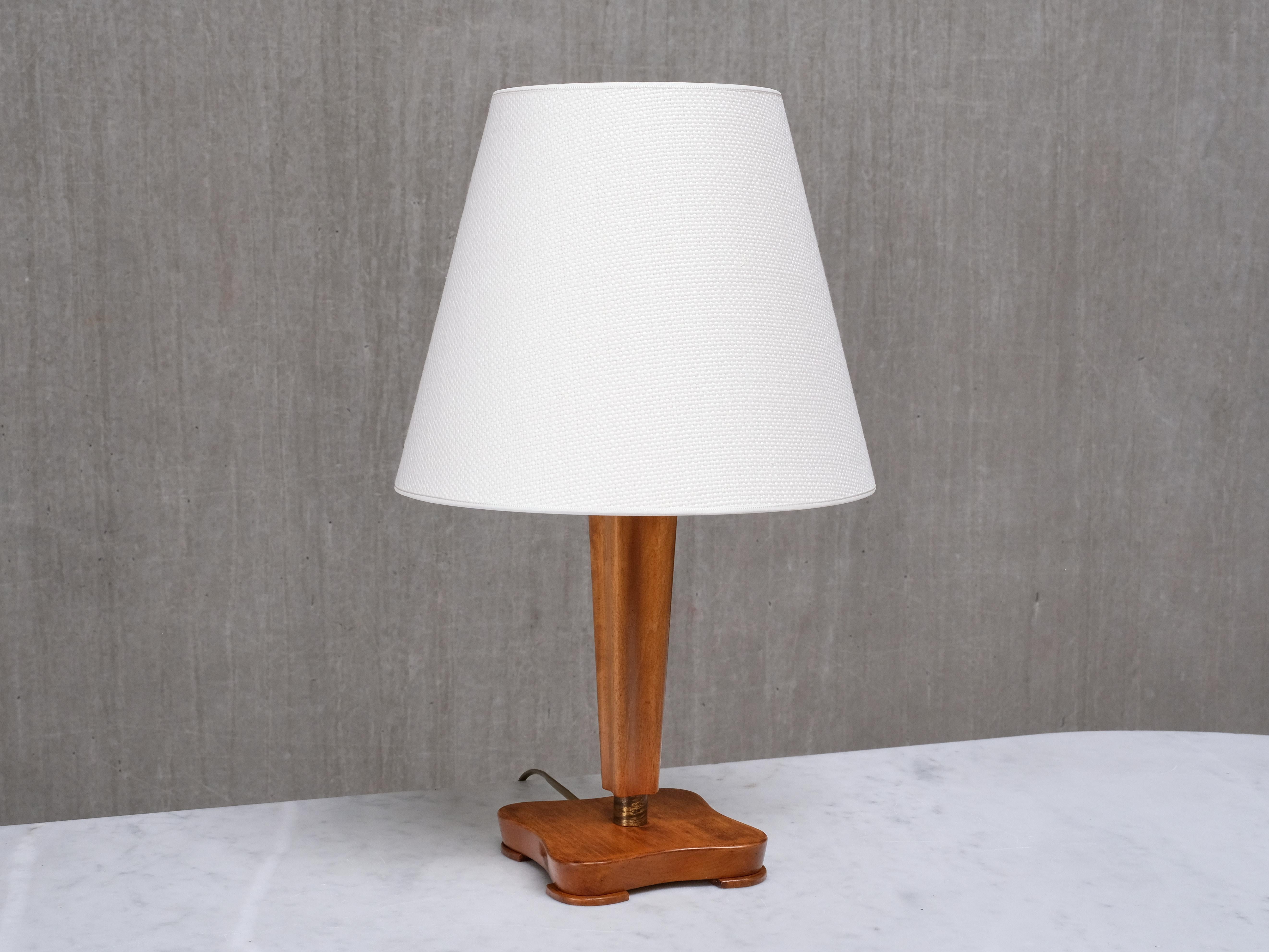 This rare table lamp was produced in Sweden in the 1940s and is attributed to Otto Schulz’s designs for Boet, Gothenburg.

The lamp features a sculpted solid birchwood base with gentle curves and a warm patina. Its tapered, faceted stem rises from a
