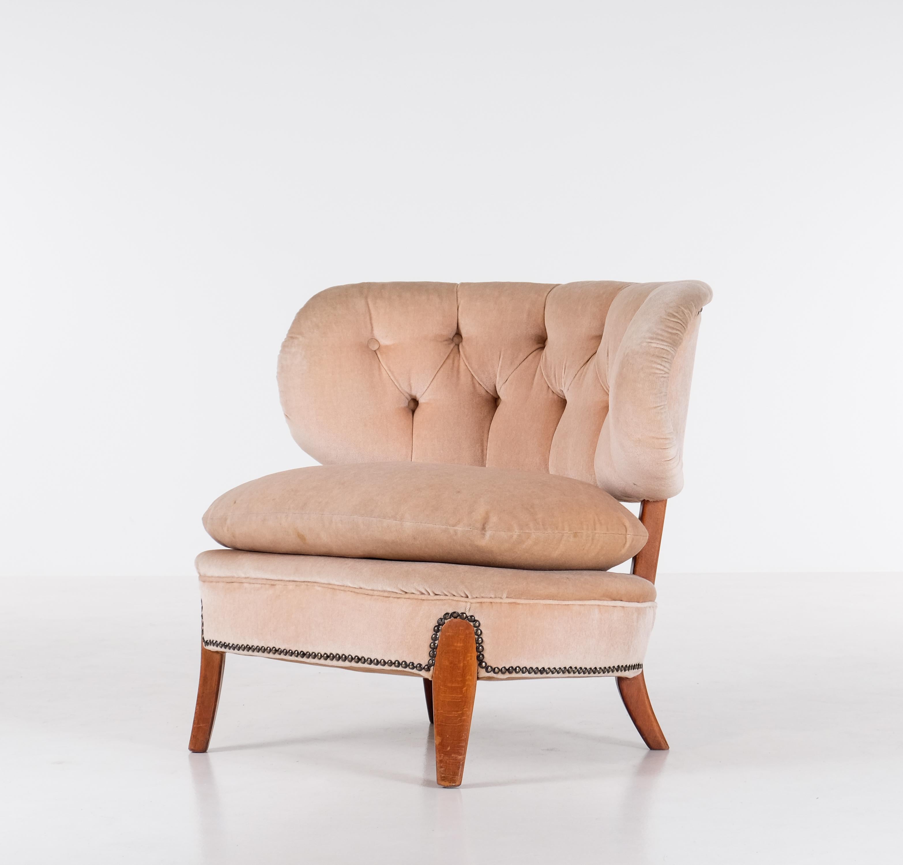 Swedish tufted chair designed by Otto Schulz, circa 1940s, Sweden. 
Original velvet upholstery, detailed with brass nails.
