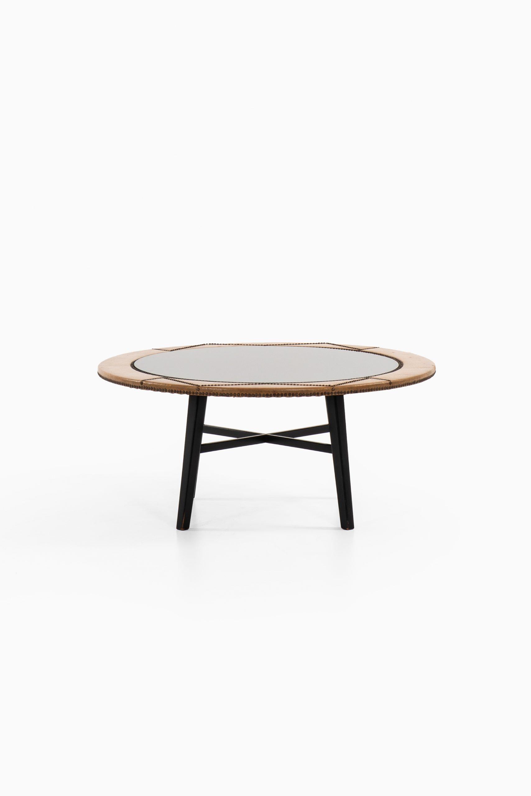 Rare table basse conçue par Otto Schulz. Produit par Boet en Suède.