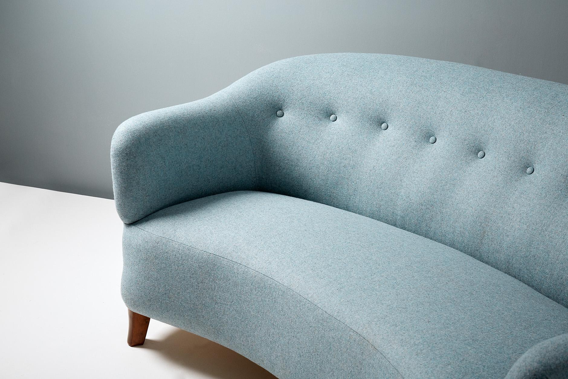 Canapé aux courbes prononcées, conçu et produit au début des années 1940 par le maître suédois Otto Schulz. Les pieds sont en orme teinté et le canapé a été retapissé dans un tissu de laine doux provenant d'Abraham Moon en Angleterre.