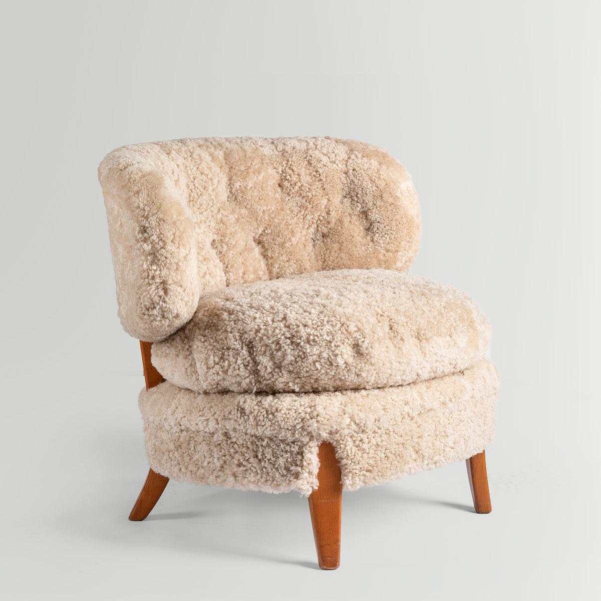 Lounge chair model Schulz designed by Otto Schulz and produced by Boet in Sweden, 1940s.
The chair was newly reupholstered in premium sheepskin.

Date of manufacture: 1940s
Origin: Sweden
Material: Beech, Sheepskin
Dimensions: H 73 cm x W 84 cm x D
