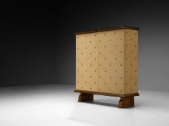 Otto Schulz para Boet Raro armario con clavos de latón