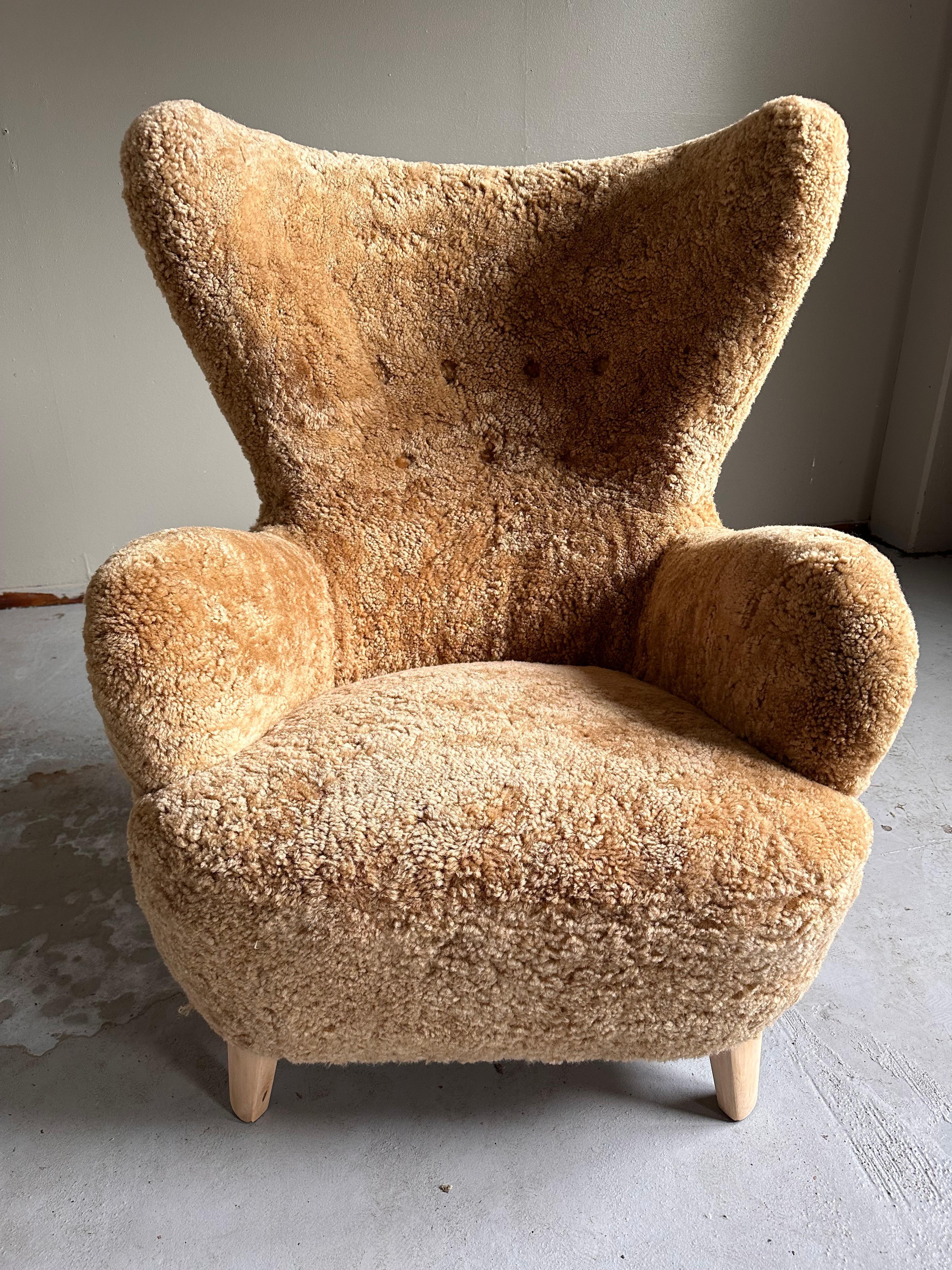 Otto Schulz for Boet, Sweden 1940s.

Amazing armchair dressed in “maple” coloured sheepskin and legs in beech.



