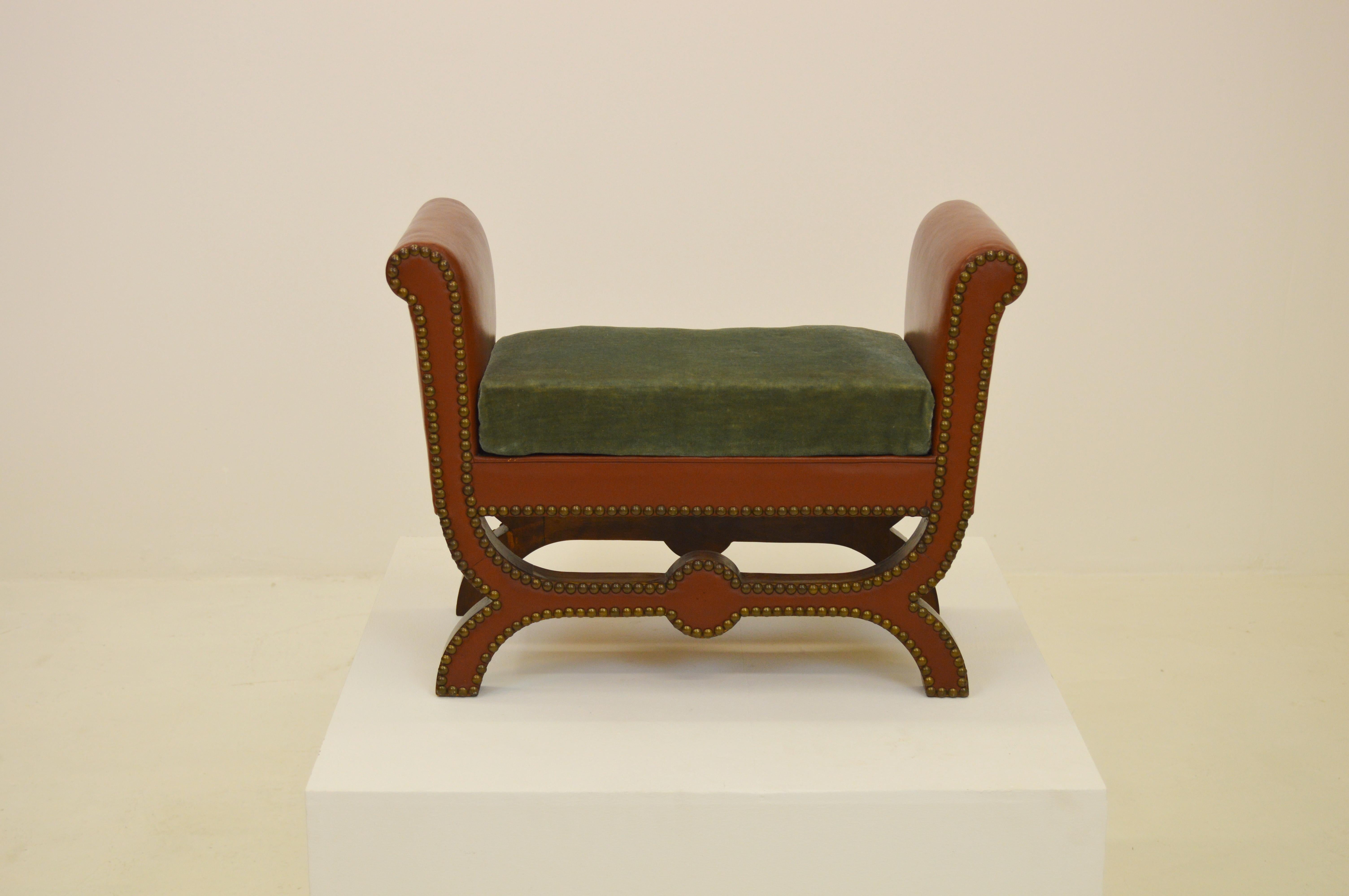 Foot stool or bench designed by Otto Schulz for Boet in Sweden,
circa 1930s, Scandinavian modern design.
Leather and fabric with brass nail heads.