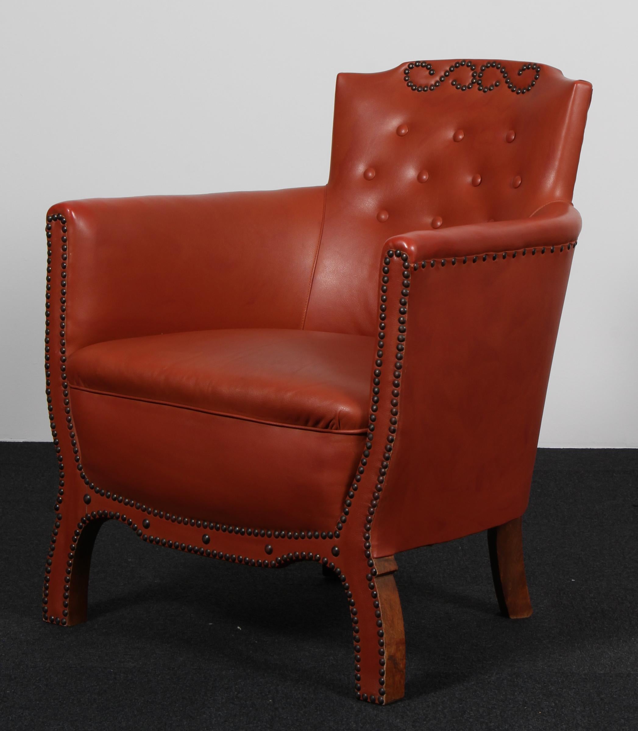 Otto Schulz Sessel mit original patiniertem Leder. &New gepolstertes Kissen mit Bouclé

Hergestellt von Boet, in den 1940er Jahren.

