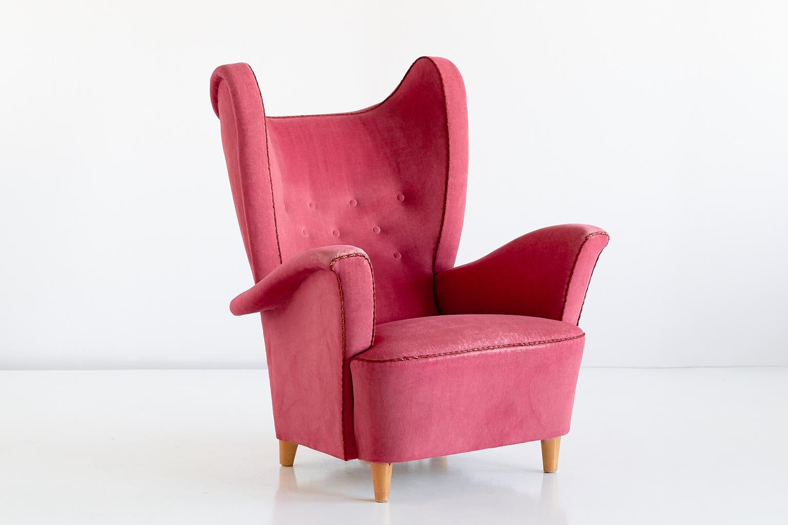 This rare wingback chair was designed by Otto Schulz and produced by Boet in Goteborg, Sweden in the 1940s. The elegant organic lines of the design create a striking silhouette. Its generous proportions and the high back make this a sumptuous and