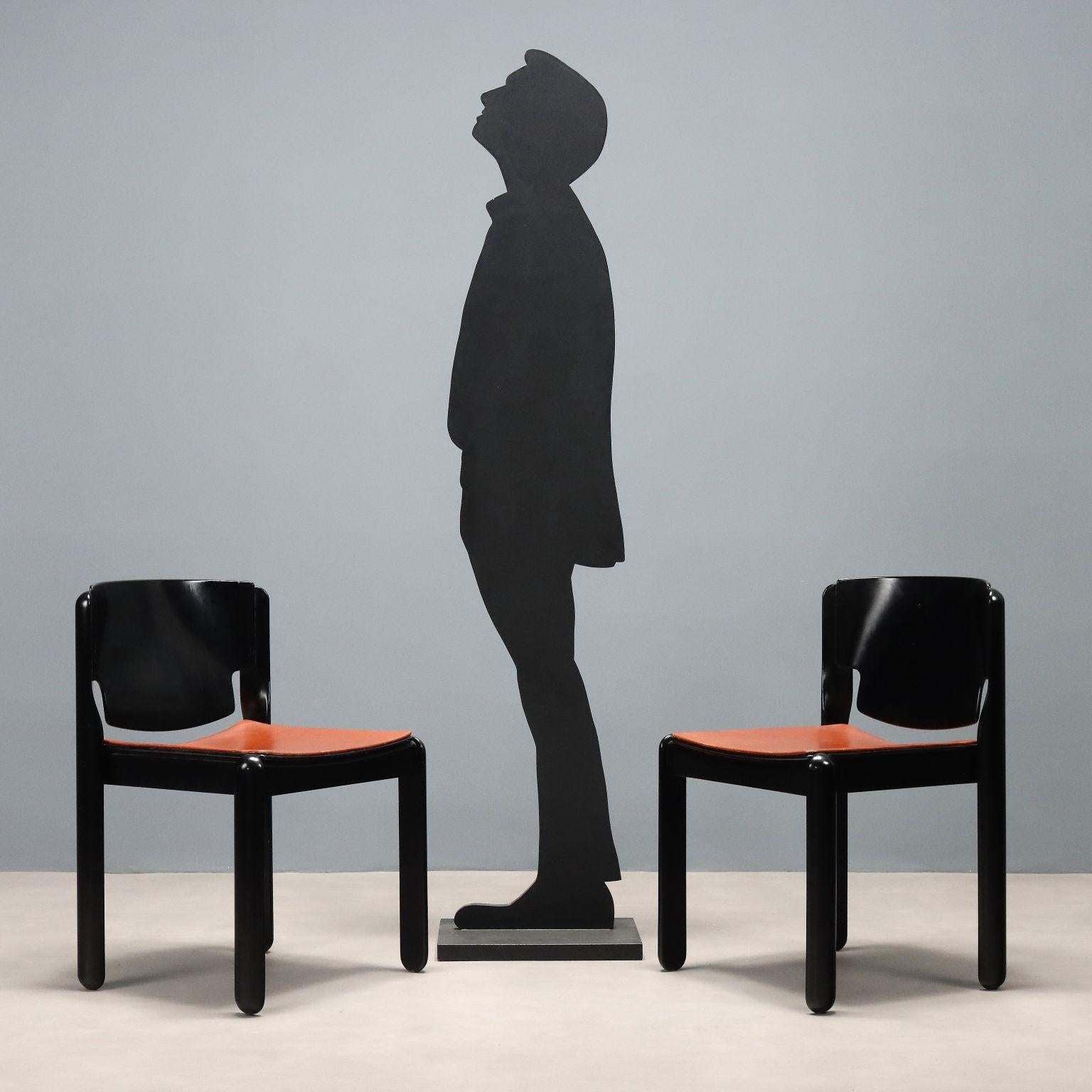 Gruppe von Vintage-Esszimmerstühlen, entworfen von Vico Magistretti im Jahr 1967, mit Holzgestell und gebogener Rückenlehne aus schwarz lackiertem Sperrholz, Sitz aus cognacfarbenem Leder. Sie sind stapelbar und tragen das Etikett des Herstellers.