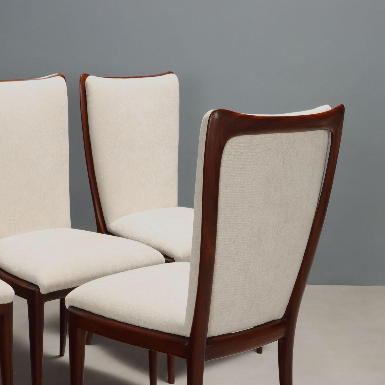 Italian Huit chaises des années 1950 restaurées en vente