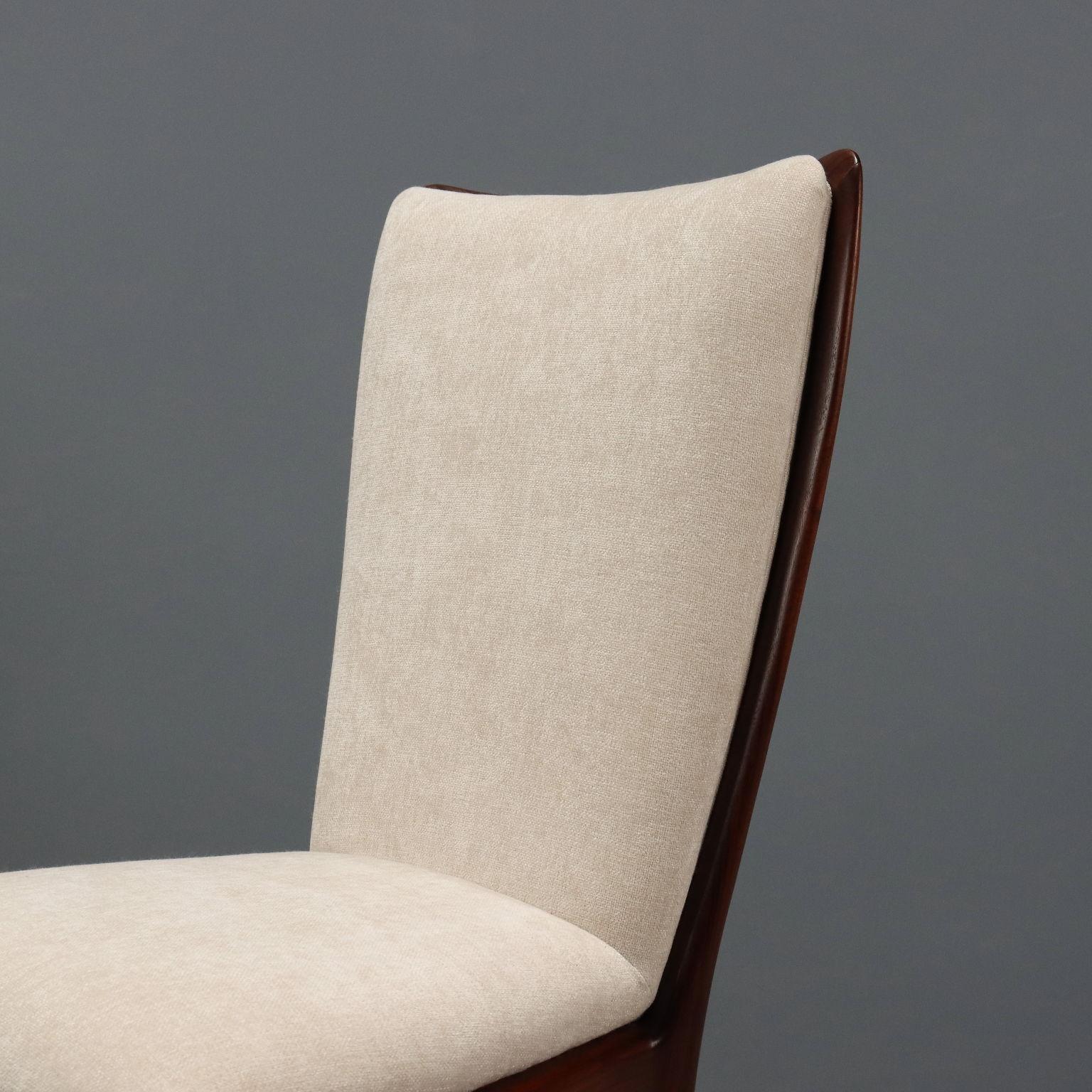 Teint Huit chaises des années 1950 restaurées en vente