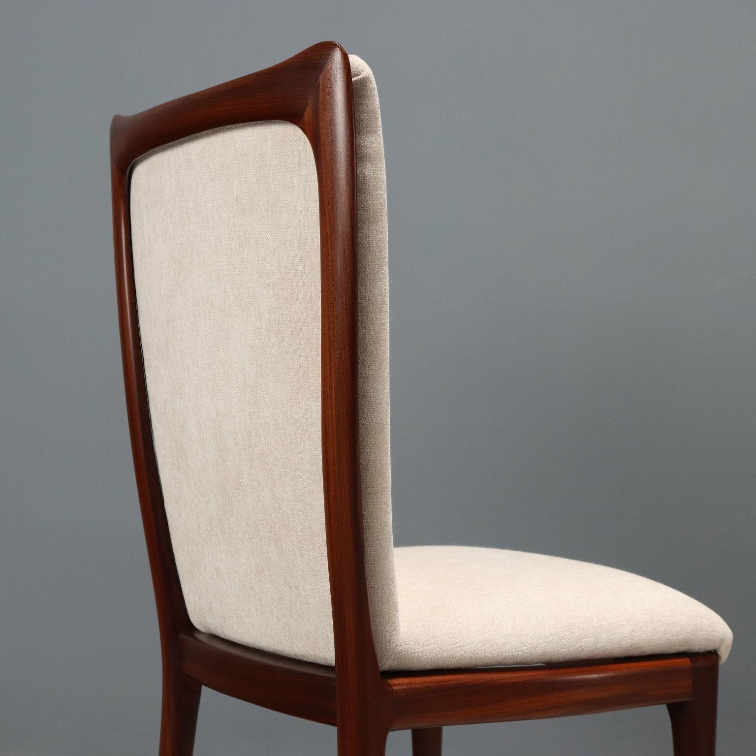 Huit chaises des années 1950 restaurées Excellent état - En vente à Milano, IT