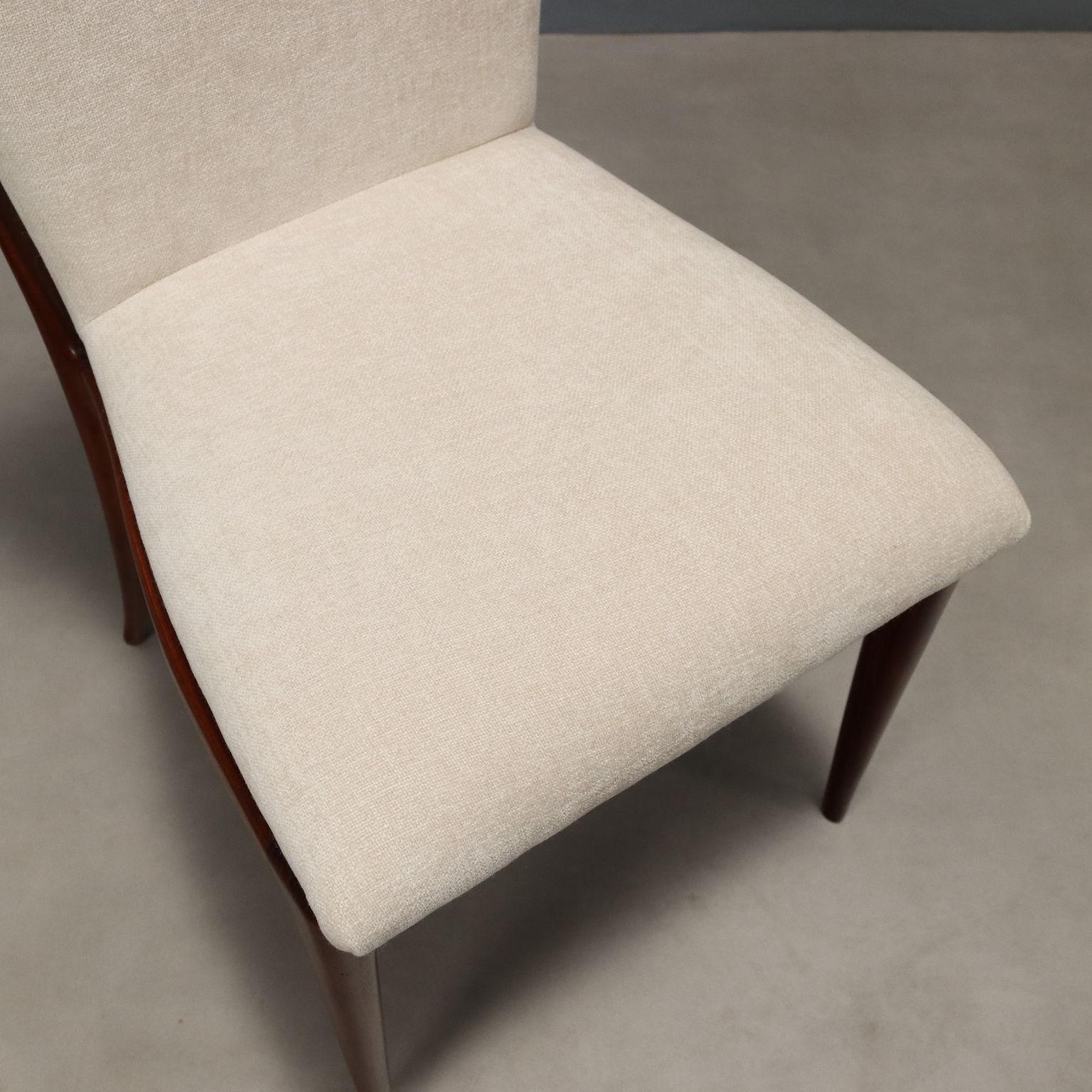 Huit chaises des années 1950 restaurées en vente 1