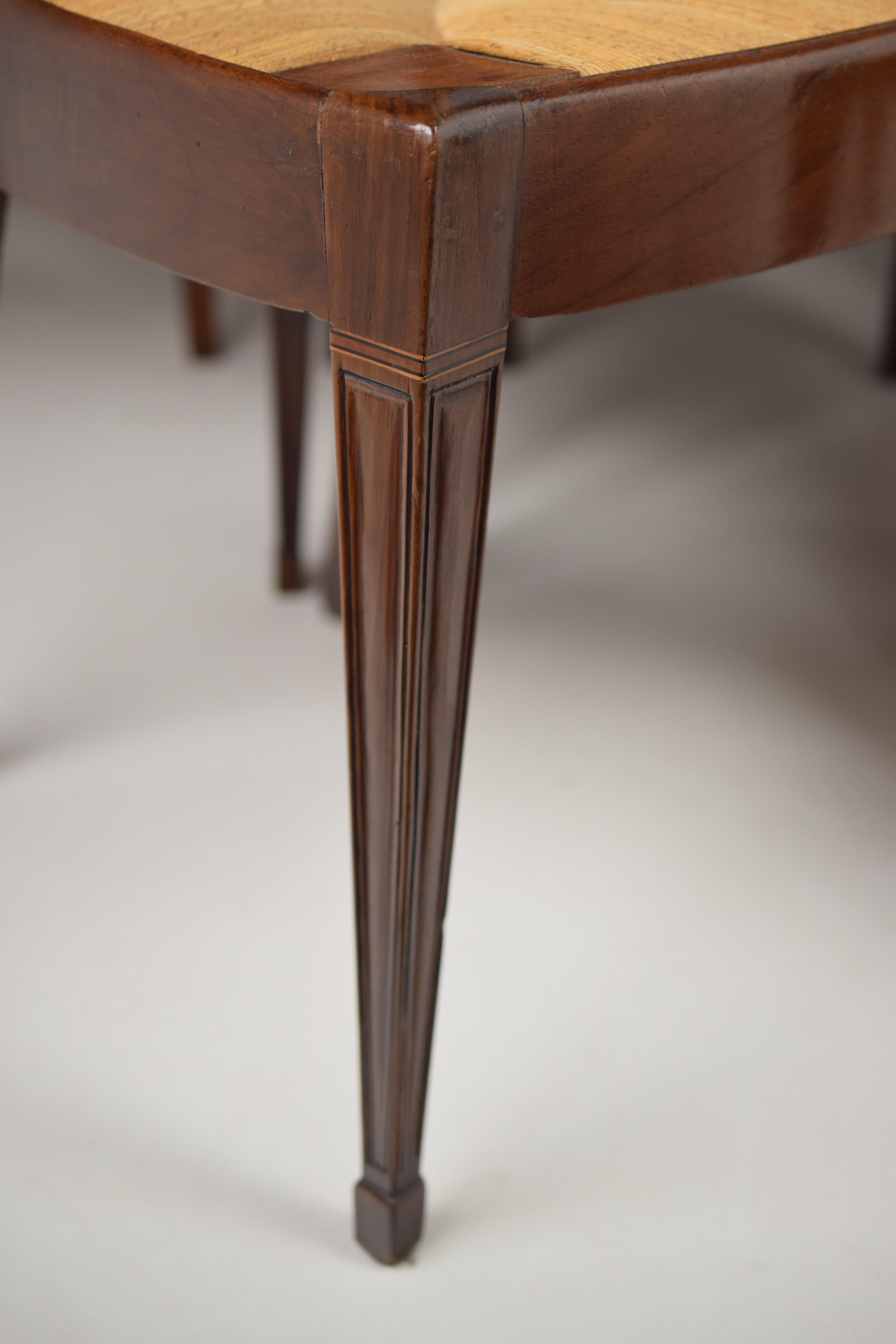 Acht Direttorio-Stühle aus Nussbaumholz, Toskana, Lucca um 1795 im Angebot 3
