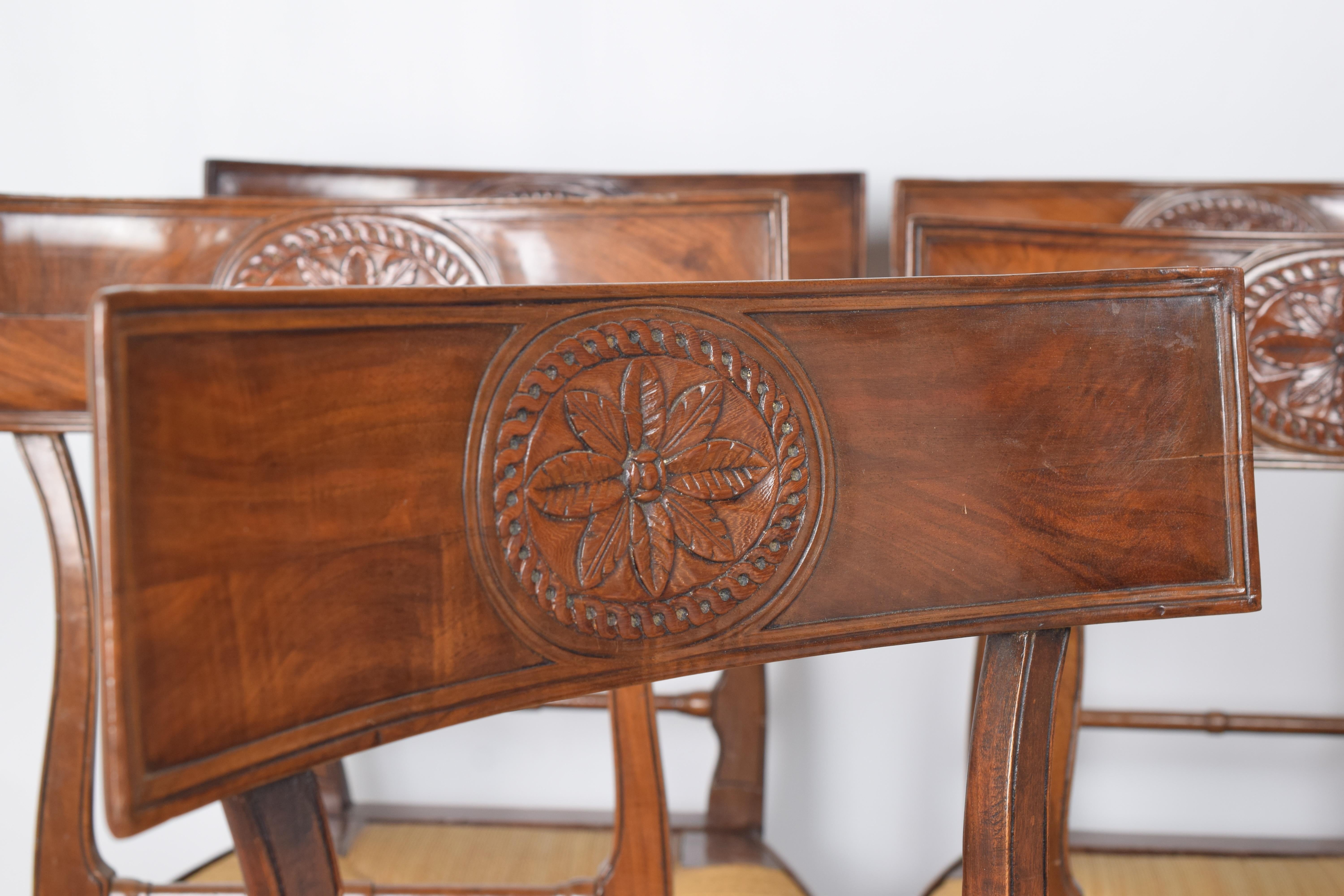 Acht Direttorio-Stühle aus Nussbaumholz, Toskana, Lucca um 1795 (Italian) im Angebot