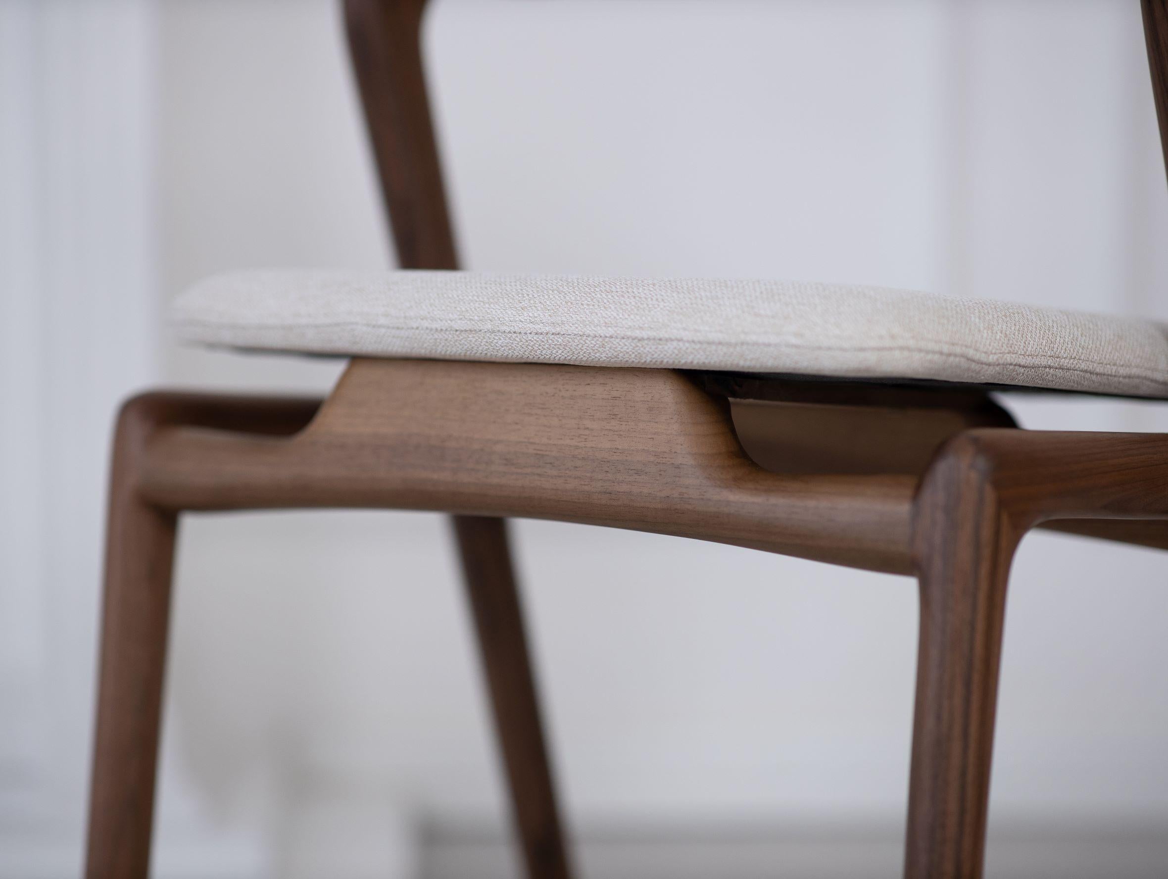 Otto Solid Wood Chair in Walnut by Charlie Pommier In New Condition For Sale In Београд, RS