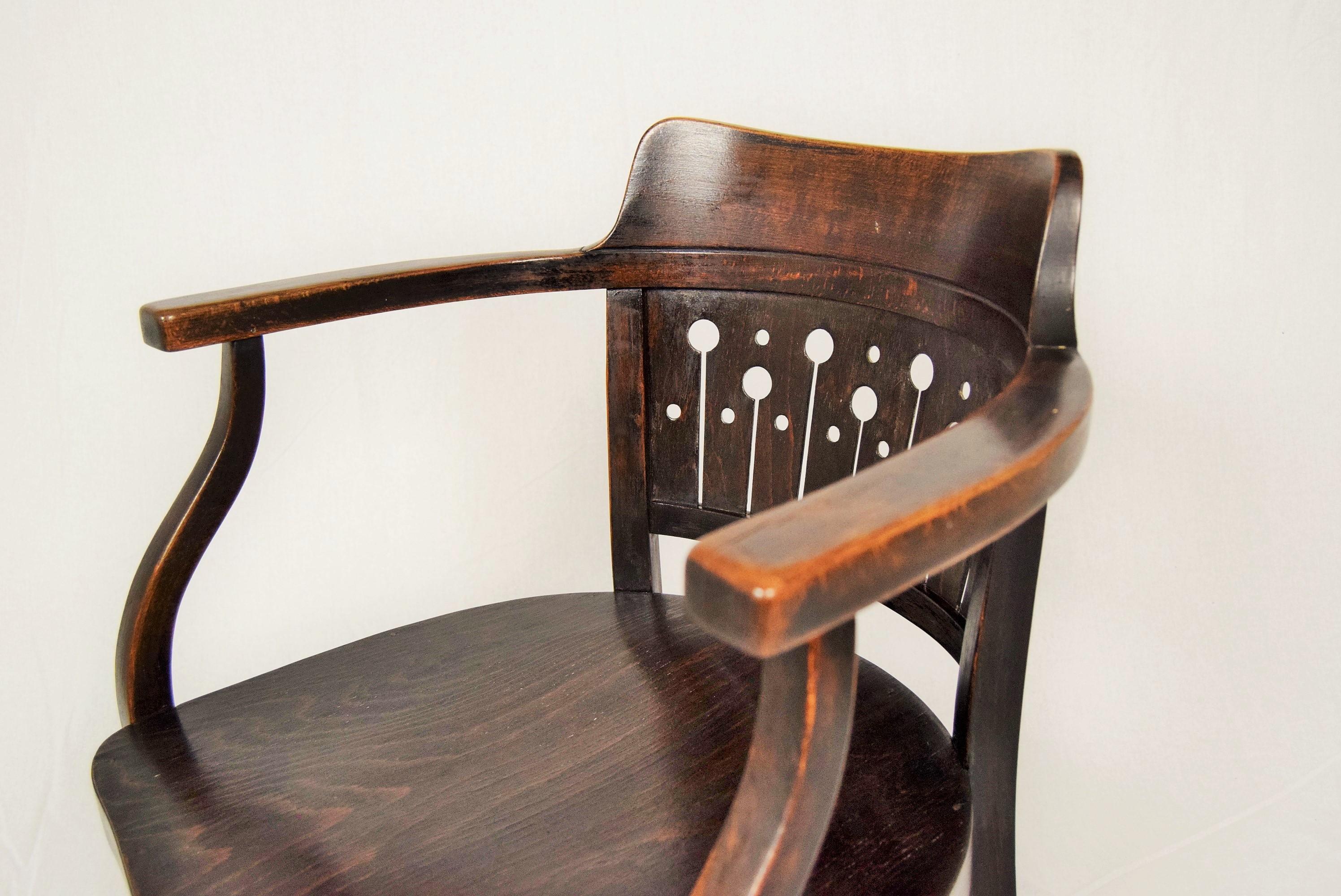 A Vienna secession beech Armchair by Otto Wagner, manufactured by Thonet in circa 1905.
This Armchair is in good original condition. 
The Armchair is made from dark stained bentwood (beech).
The surface was cleaned and repolished.