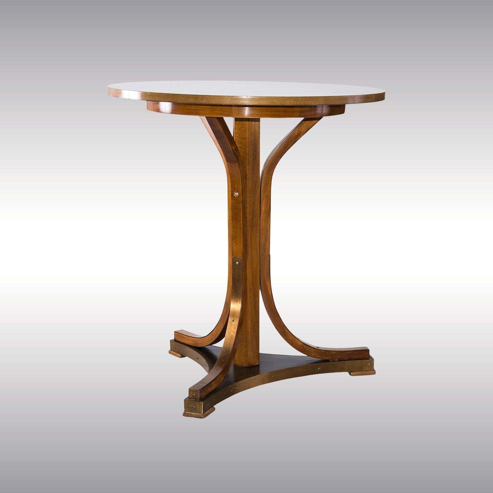 Beechwood, stained light-brown, brass fittings, Thonet label on the underside of the plate, refurbished, H. 75,7 cm, Dm. 69,8 cm. Literatur: Thonetkatalog, 1911/15, S. 151; vgl. Ausstellung Künstlerhaus, Gebogenes Holz, Abb. Nr. 53.
 