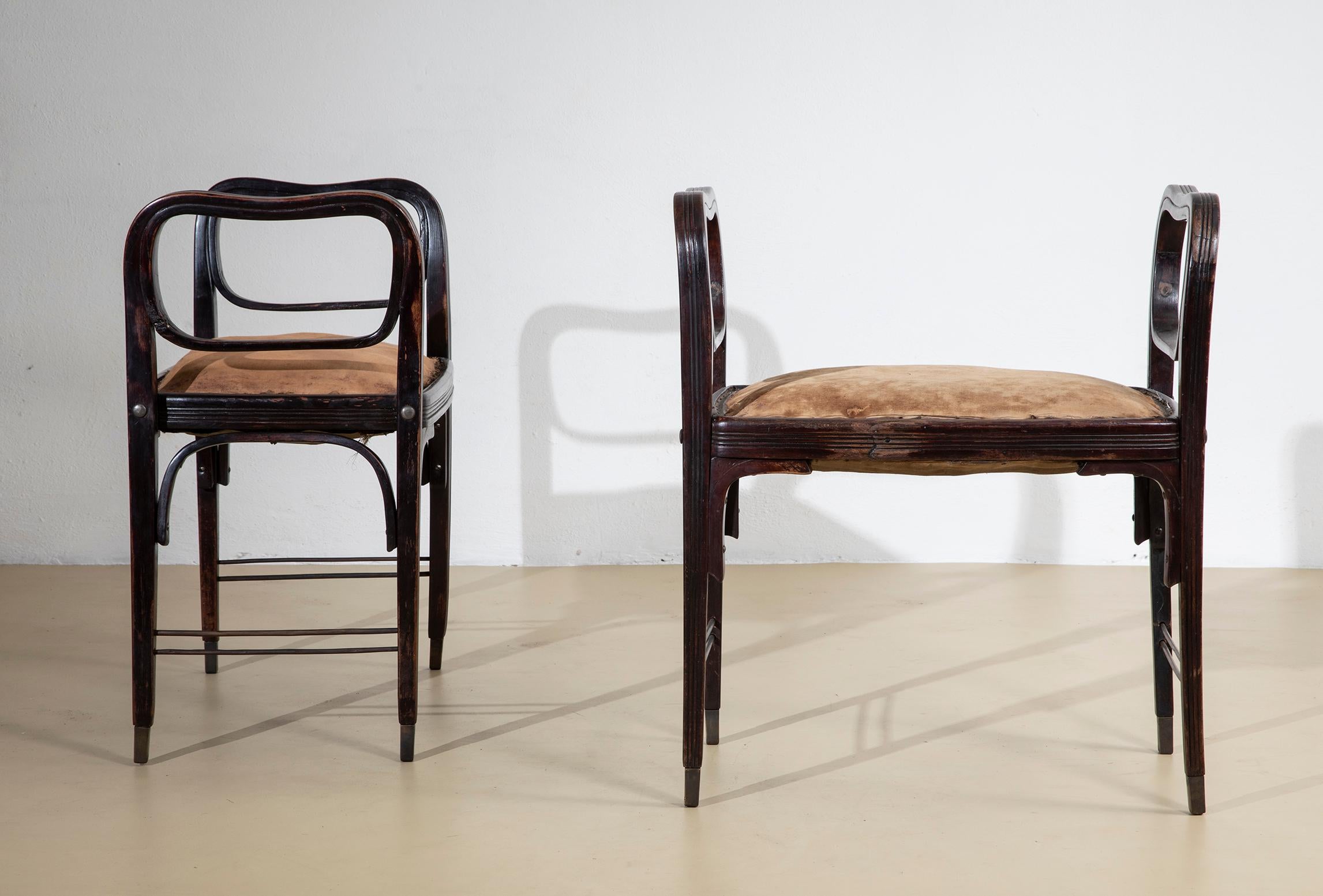 Rare paire de tabourets modèle 412 dessinés par Otto Wagner et fabriqués par Jakob et Joseph Kohn en 1901 à Vienne. Bel exemple de la Sécession viennoise, les tabourets sont en bon état, ils ont été restaurés et consolidés dans la structure en bois