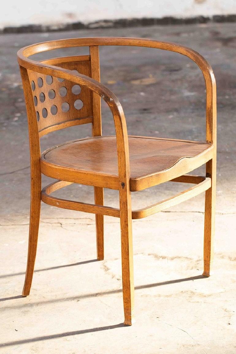 Armchair model 721., designed in 1902 for the ZEIT telegraph office in Vienna. Bent wood and blockboard, ergonomically designed seat. H. 81, B. 58, D. 57 cm. Marked on the underside with brand stamp.

Good condition with signs of wear commensurate