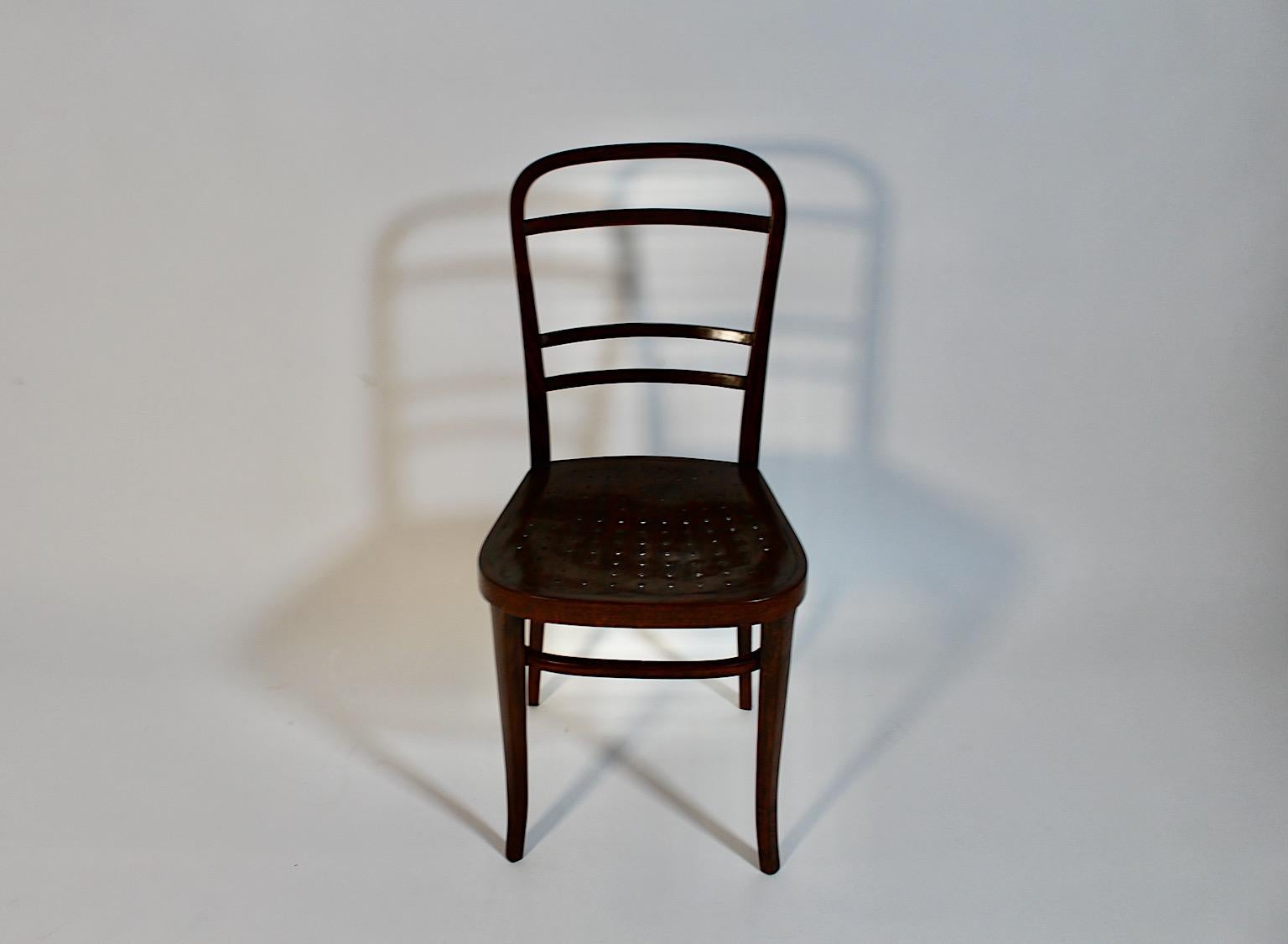 Jugendstil Otto Wagner One (1) Chair Side Chair Chocolate Brown Beech
Osterreichische Postsparkasse 1902 for Thonet 1904/1906 Vienna.
An iconic chair or side chair by the famed Austrian designer Otto Wagner
for the office space from the