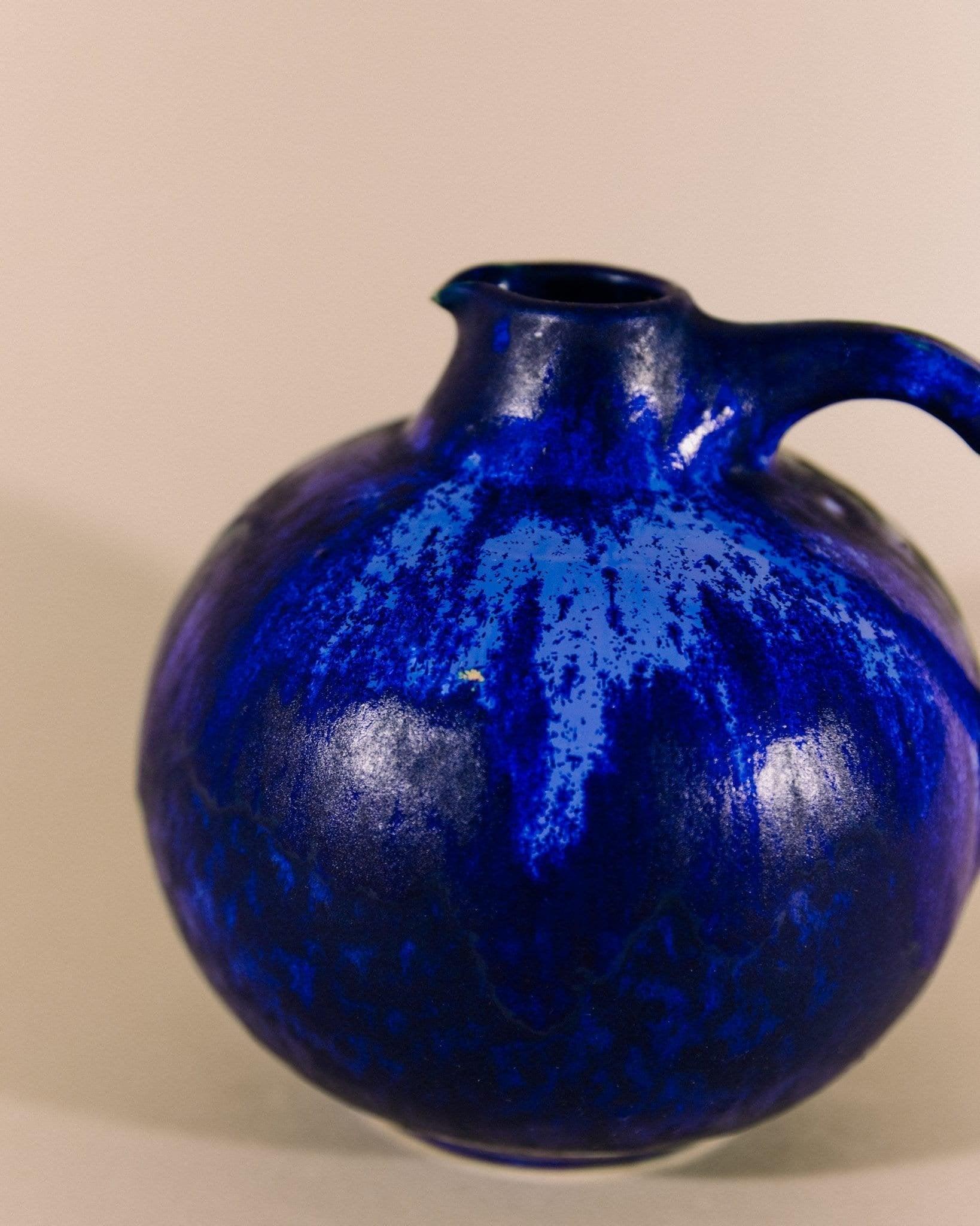 Ceramica dello Studio Otto Wichmann - Vaso/bicchiere in ceramica d'arte 1960, design di metà secolo

Bellissimo vaso/ brocca in stile metà secolo dell'Otto Keramik Studio tedesco. La forma sferica con smalto blu si adatta anche al design