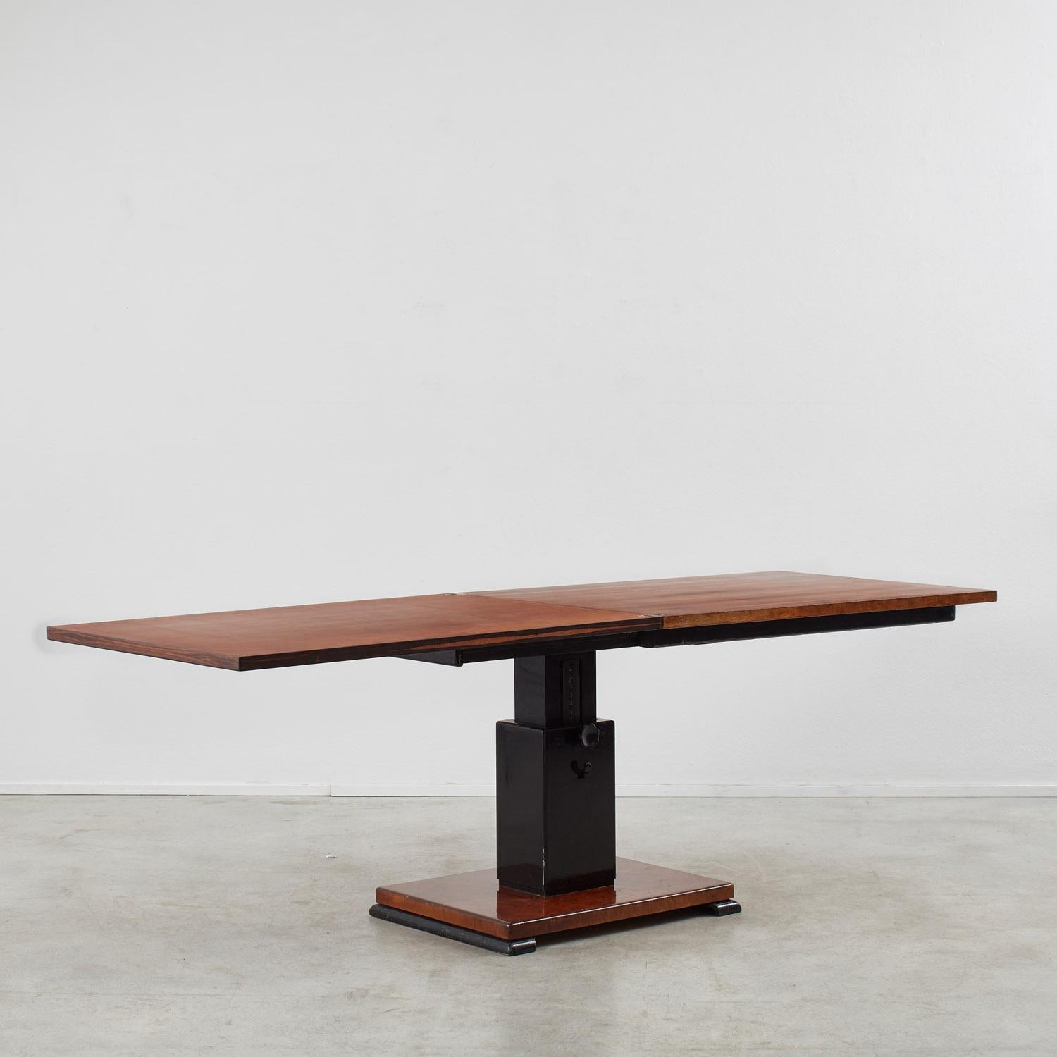 Une table à rallonge en palissandre d'une belle prestance, réalisée par le designer, fabricant de meubles et architecte suédois Otto Wretling. Lorsqu'il est ouvert, il révèle une surface généreuse plaquée de ronce. La table peut être relevée ou