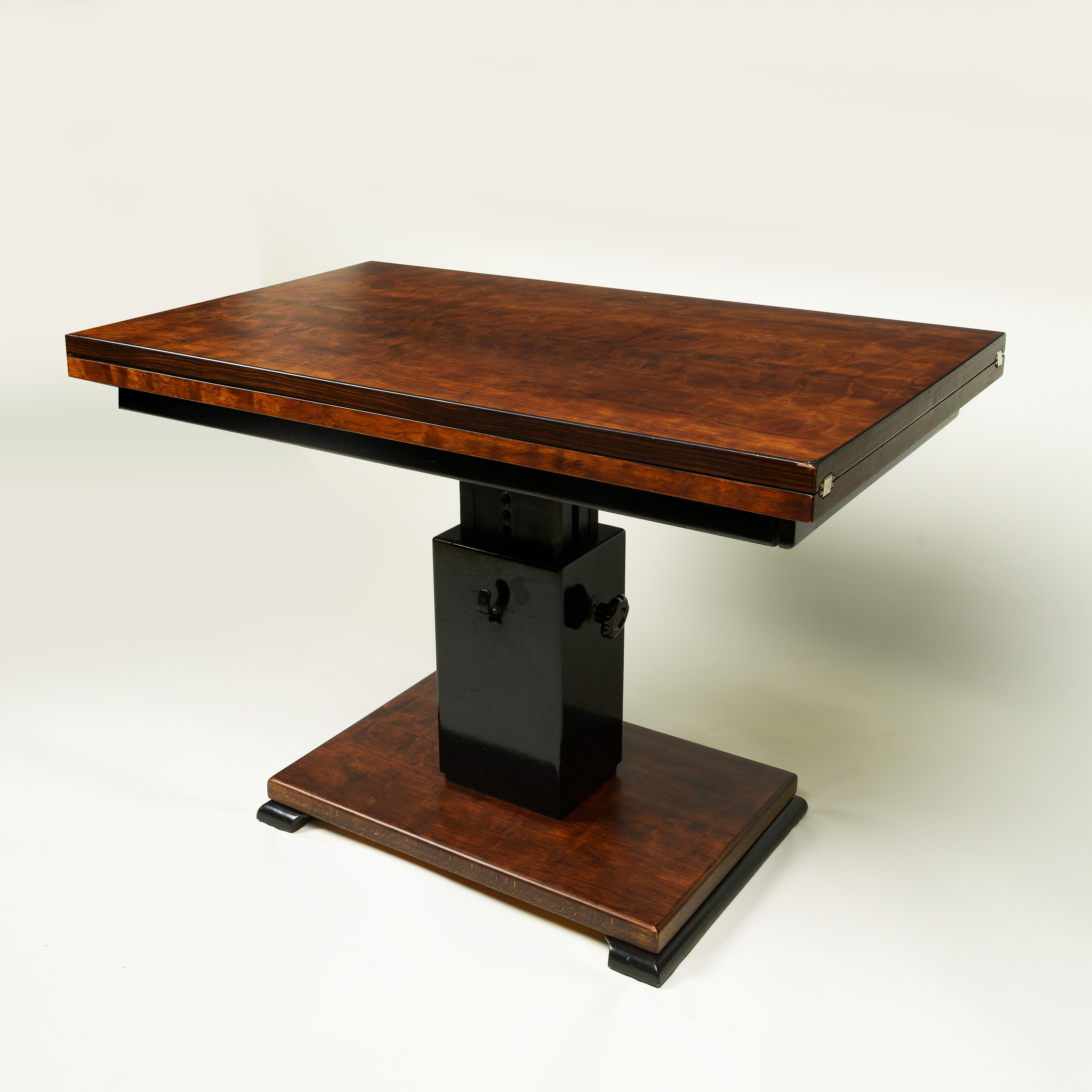 Das raffinierte Design lässt sich in Länge und Höhe erweitern, so dass es als Konsolen-, Ess- und Couchtisch verwendet werden kann. Die klappbare rechteckige Platte aus gebeizter Birke lässt sich auf Esstischlänge öffnen; sie steht auf einem schwarz