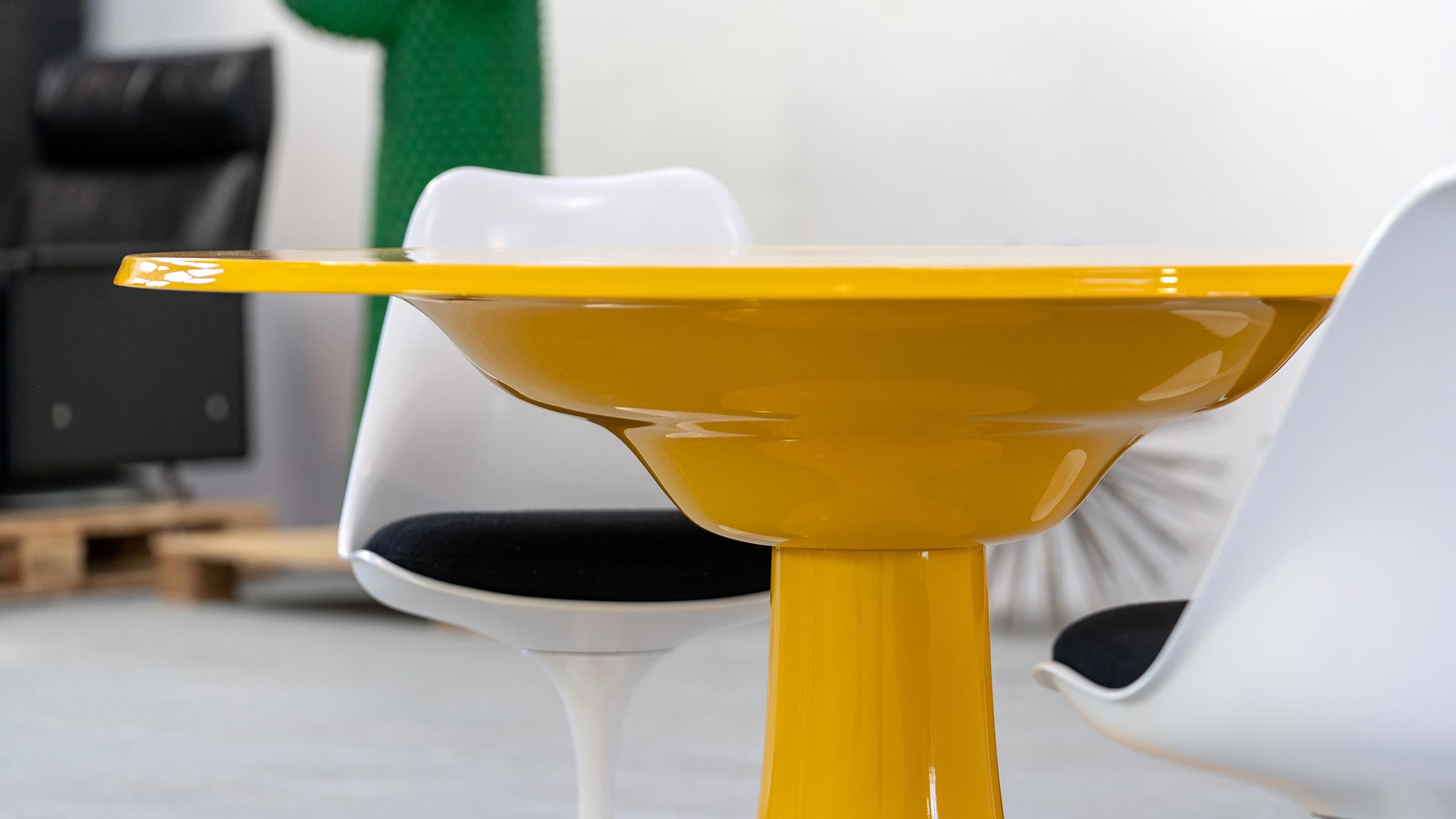 Mesa de comedor Otto Zapf 1967 by Zapfmöbel, Alemania en amarillo Mid Century Modern Fibra de vidrio en venta