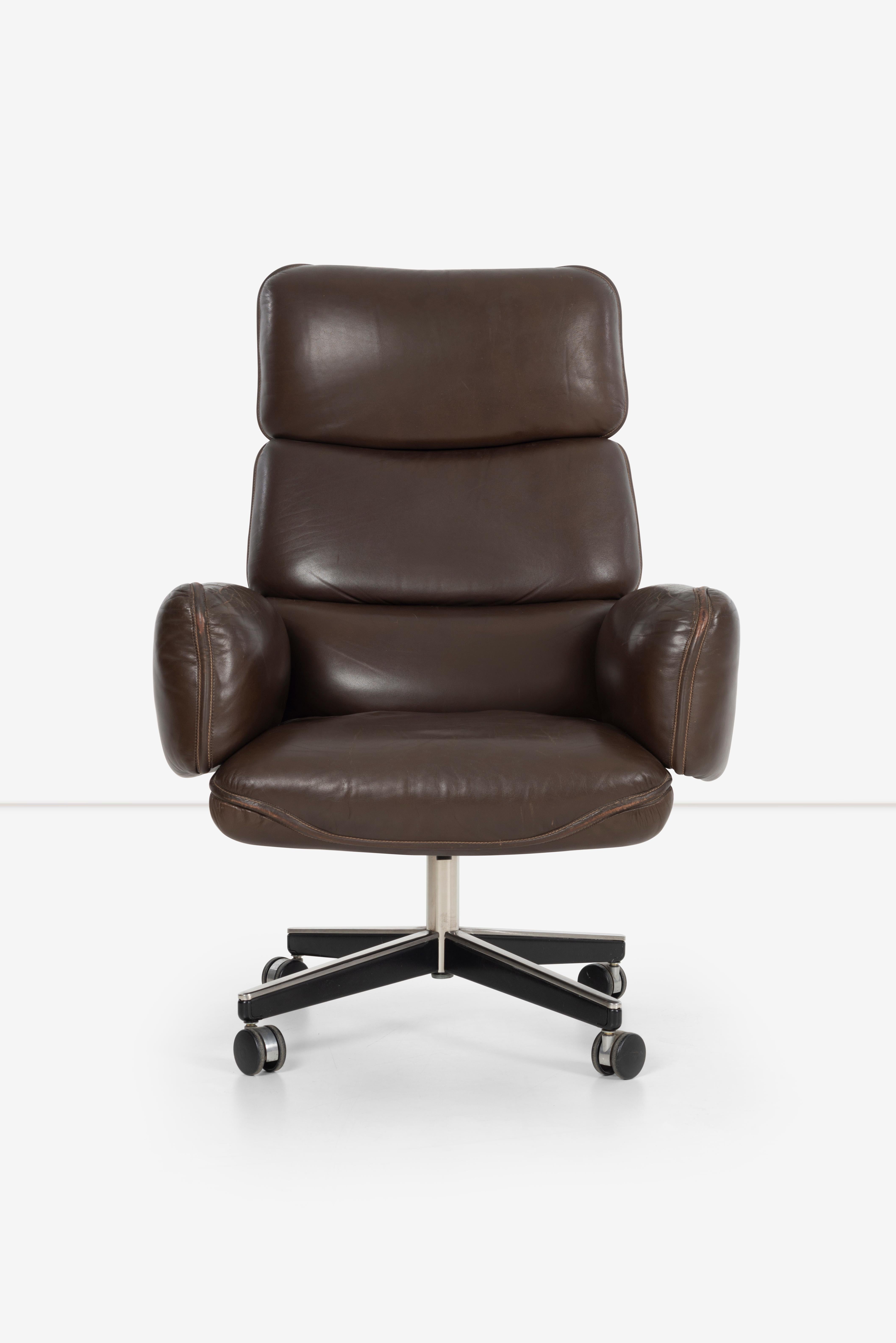 Fauteuil de bureau Otto Zapf. La chaise s'incline et pivote. Rembourré dans son cuir brun espresso d'origine. Le cuir est légèrement usé et patiné.