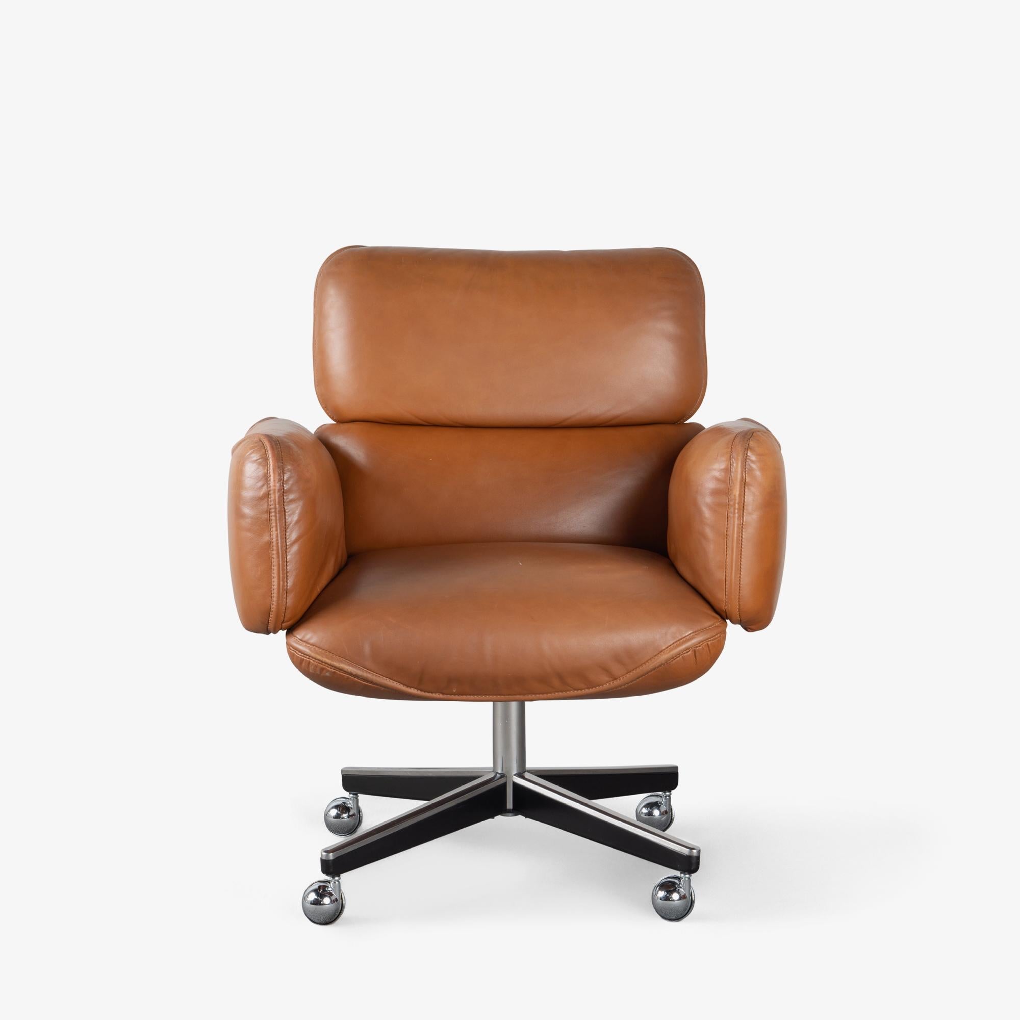 Mid-Century moderno Sedie direzionali Otto Zapf in pelle originale marrone selleria di Knoll in vendita