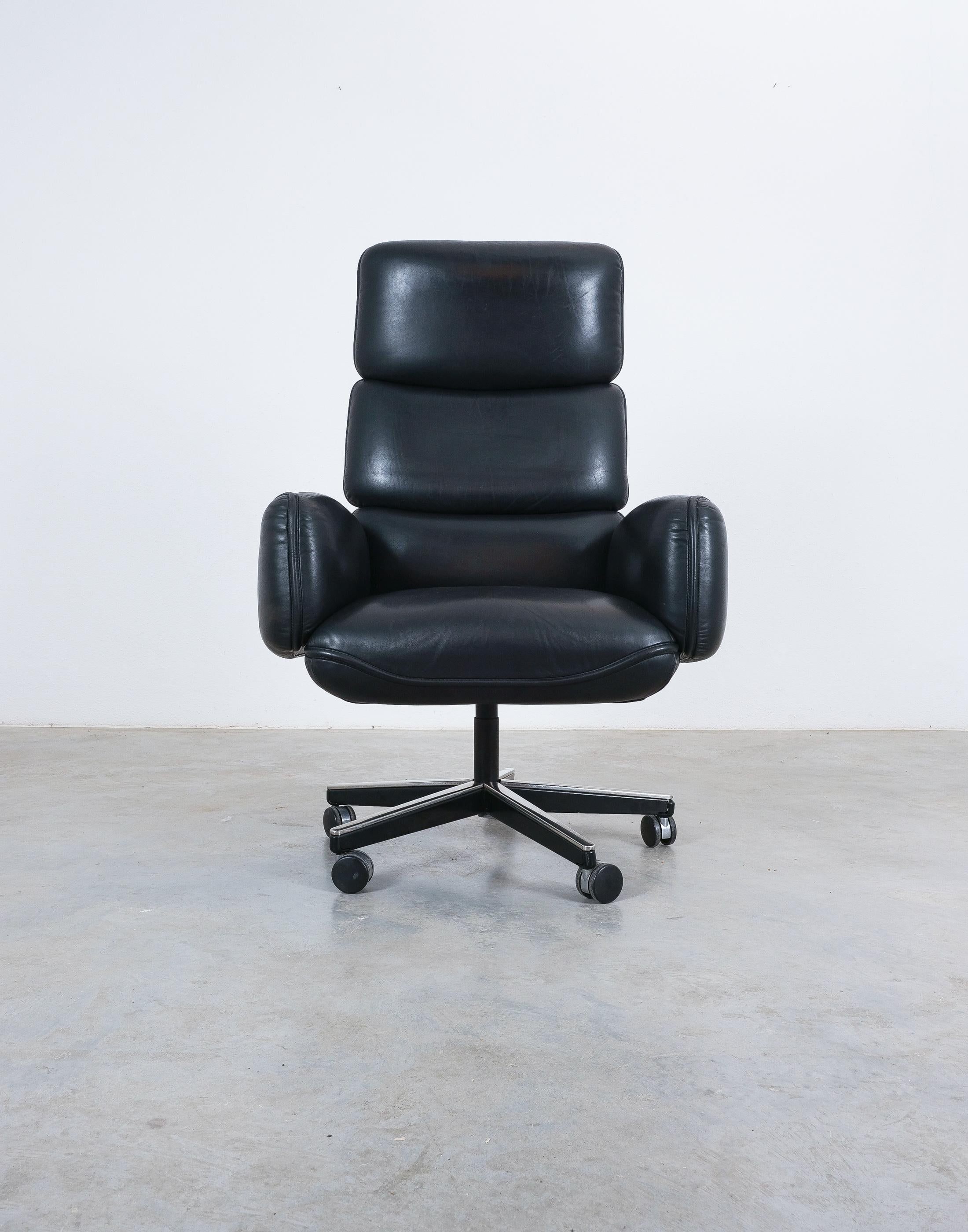 Otto Zapf concibió esta silla originalmente para Knoll. Es un sillón de dirección con funciones de inclinación y giro, pero también sirve como sillón de salón, sobre todo cuando está inclinado. La tapicería original de cuero sigue en buen estado,