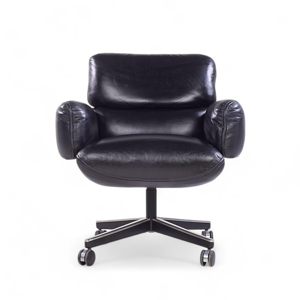 Otto Zapf für Knoll Mid Century Schwarzes Leder Management Bürostuhl

Dieser Stuhl misst: 31,5 breit x 31,5 tief x 34 hoch, mit einer Sitzhöhe von 20 und Armhöhe/Stuhlabstand von 25,75 Zoll

Wir machen unsere Fotos in einem Studio mit kontrollierter