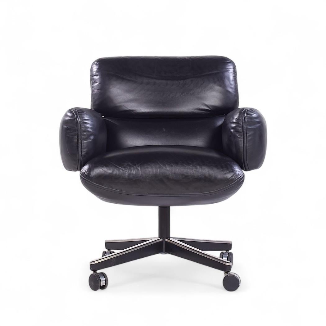 Otto Zapf für Knoll Mid Century Schwarzes Leder Management Bürostuhl

Dieser Stuhl misst: 31,5 breit x 31,5 tief x 34 hoch, mit einer Sitzhöhe von 20 und Armhöhe/Stuhlabstand von 25,75 Zoll

Wir machen unsere Fotos in einem Studio mit kontrollierter