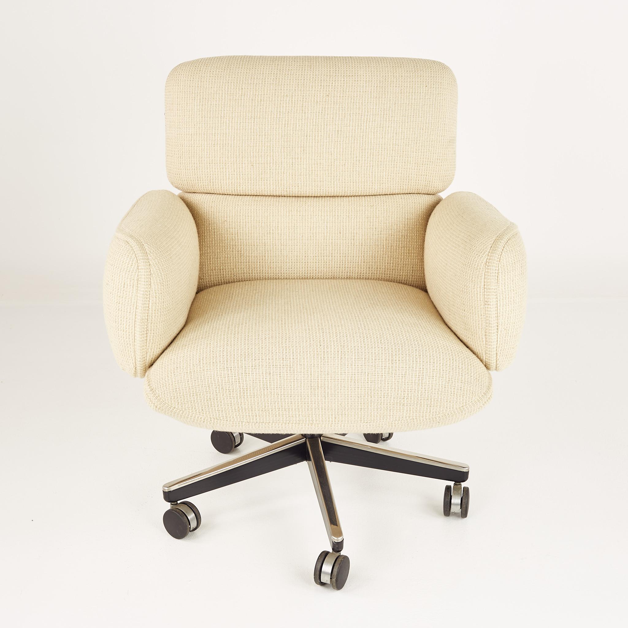Otto Zapf for Knoll mid century upholstered office chair

This chair measure: 30 wide x 27 deep x 35 inches high, with a seat height of 19 and arm height of 25.5 inches

?All pieces of furniture can be had in what we call restored vintage